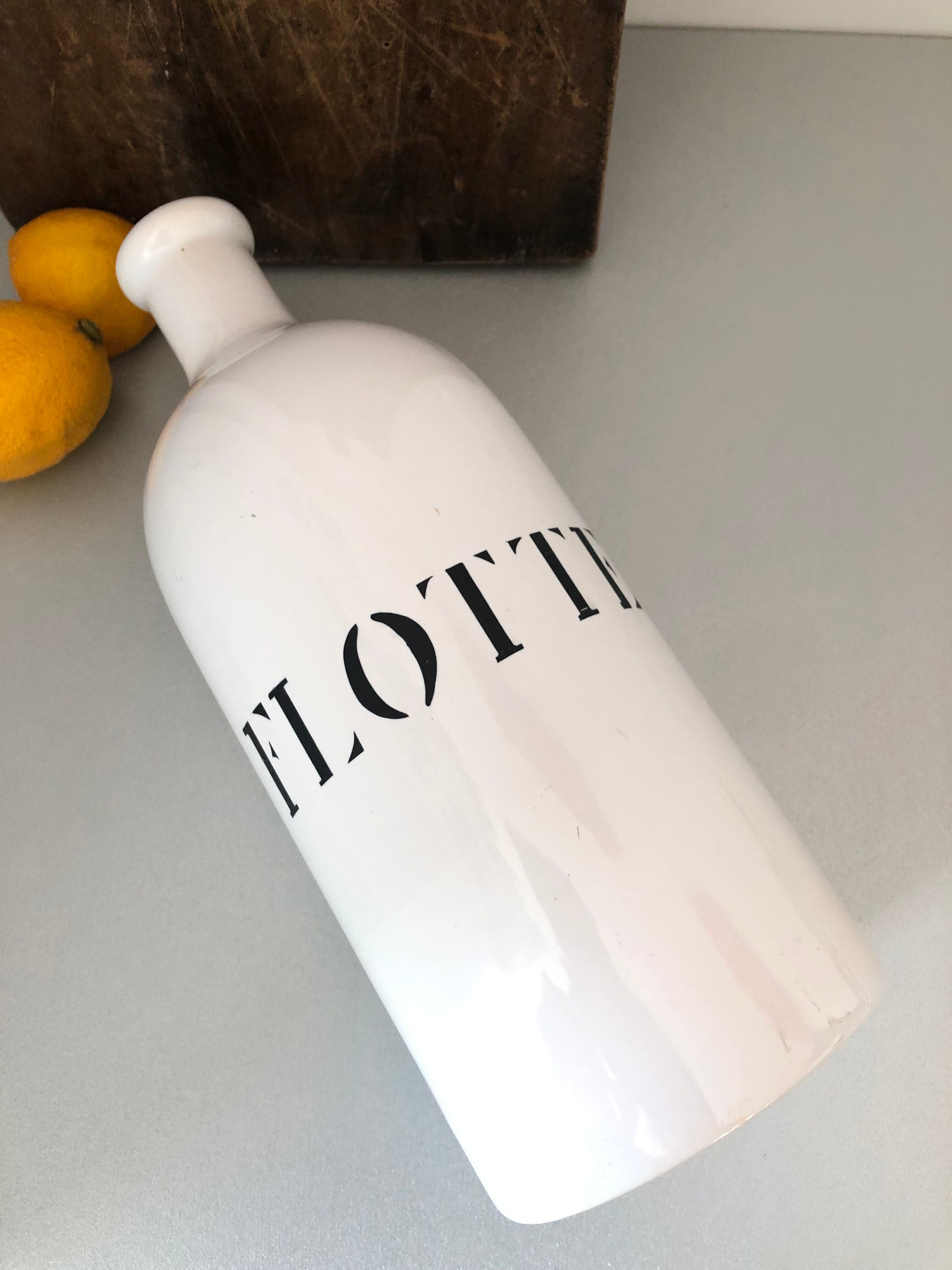 Bottle white ceramic "fleet"