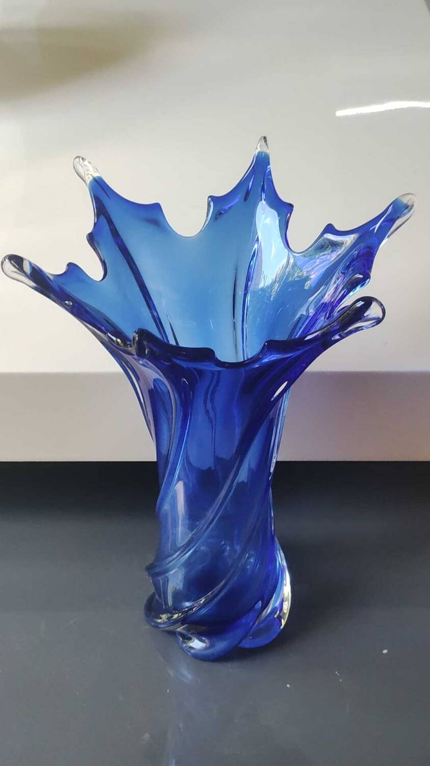 Large murano vase in blown art glass, cobalt blue. star shape. dim 30 x 22 cm