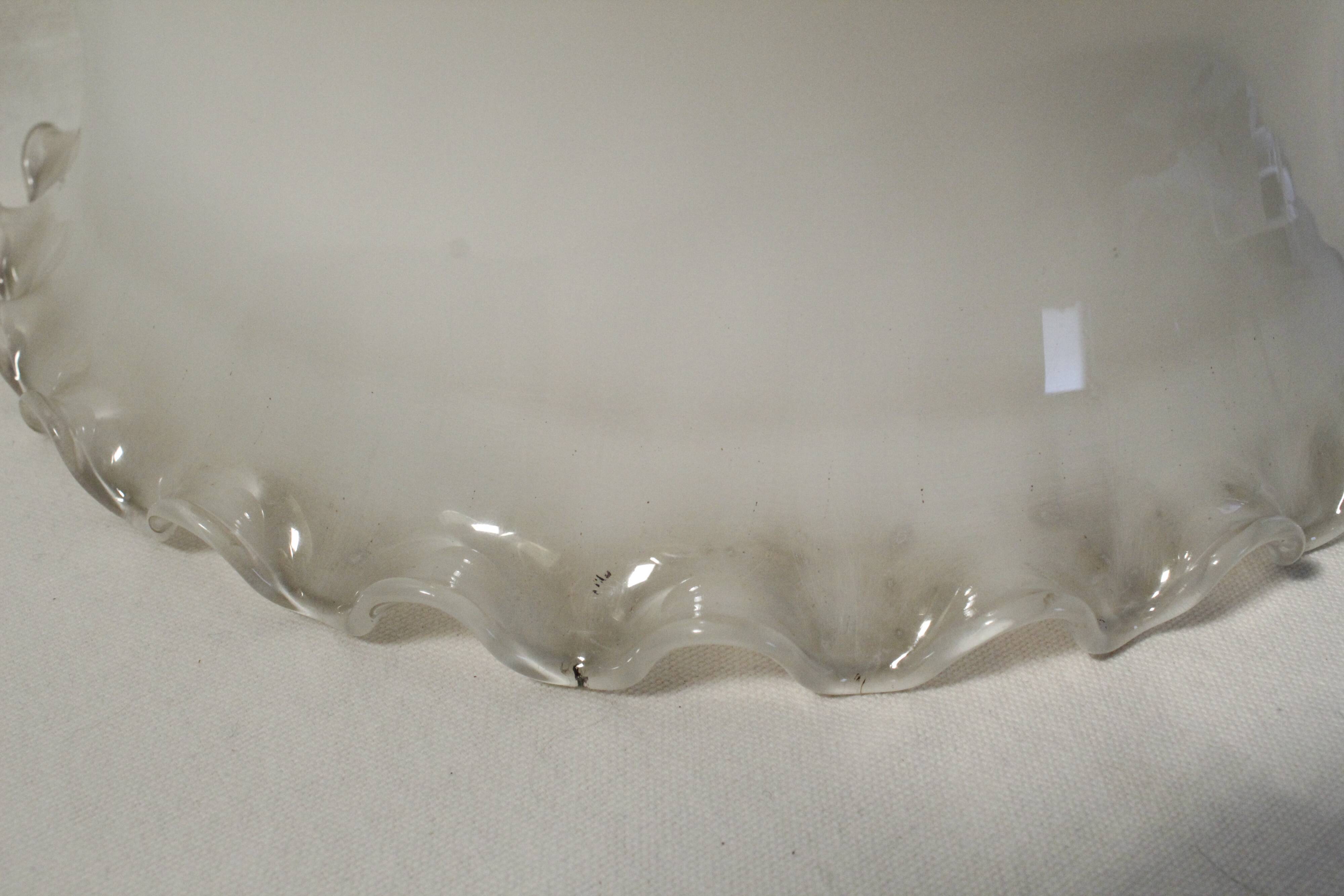 Round suspension in white opaline with serrated edges electrified