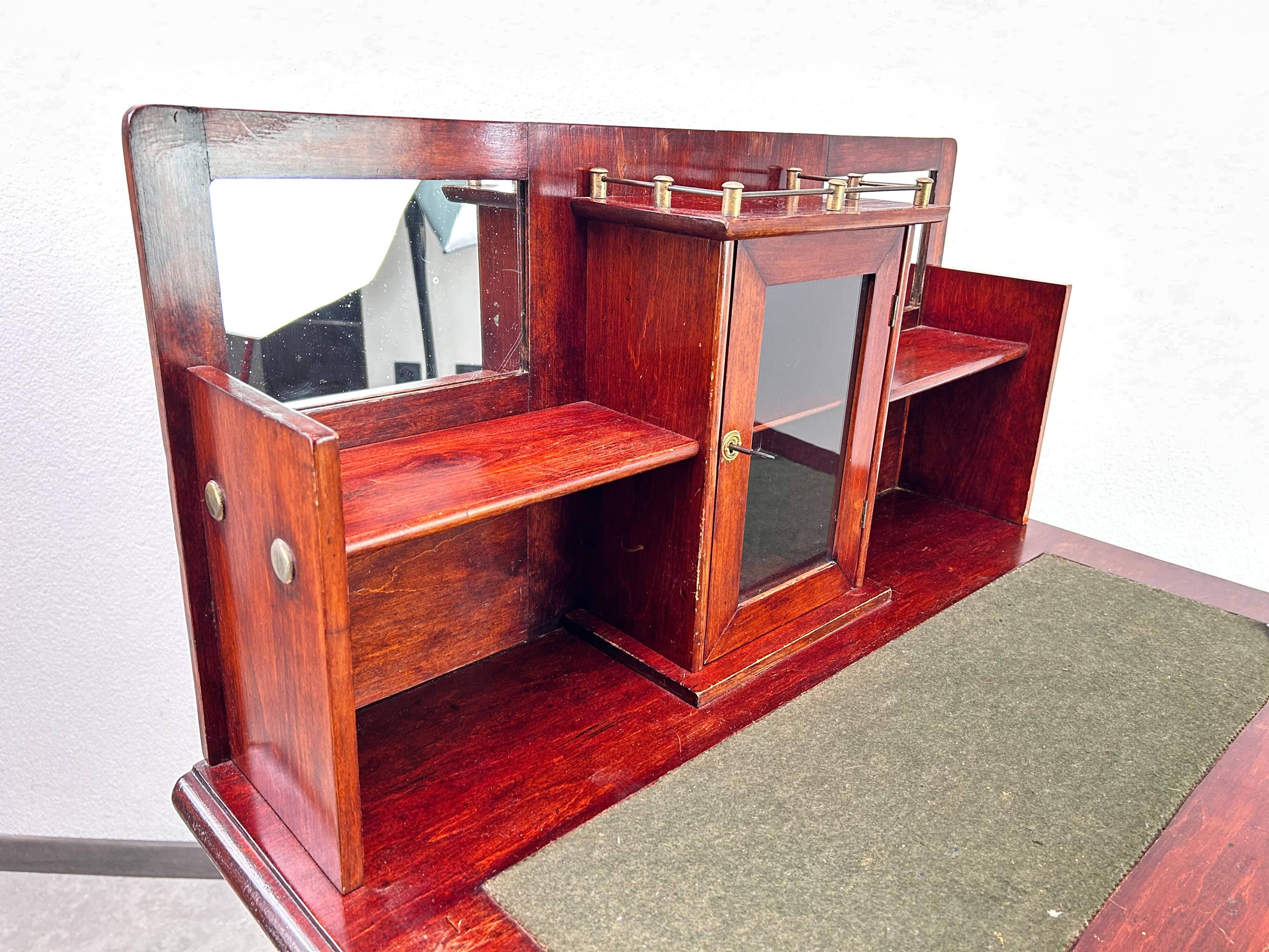 Small writing table secession