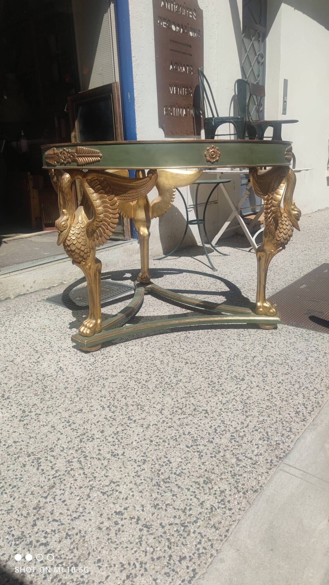 Table de milieu d'apparat en bois peint, doré et marbre carrare blanc