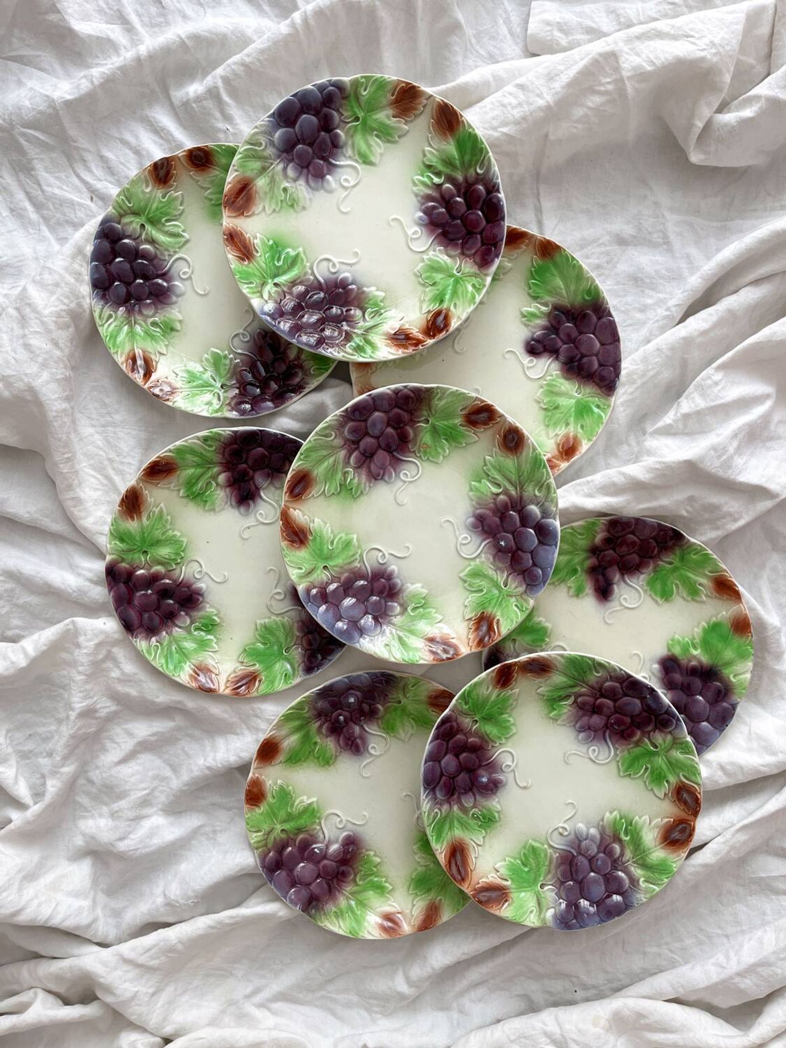 8 assiettes à dessert anciennes faïence en barbotine raisins