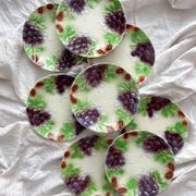 8 assiettes à dessert anciennes faïence en barbotine raisins
