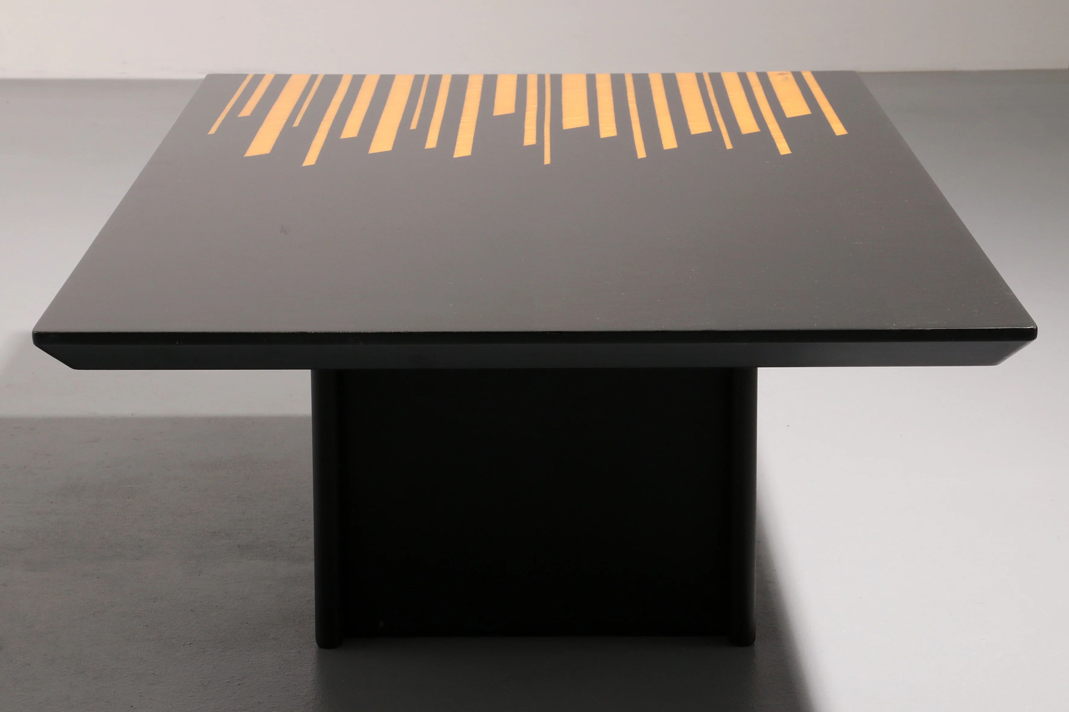 1980s Italian coffee table in black and yellow lacquered wood