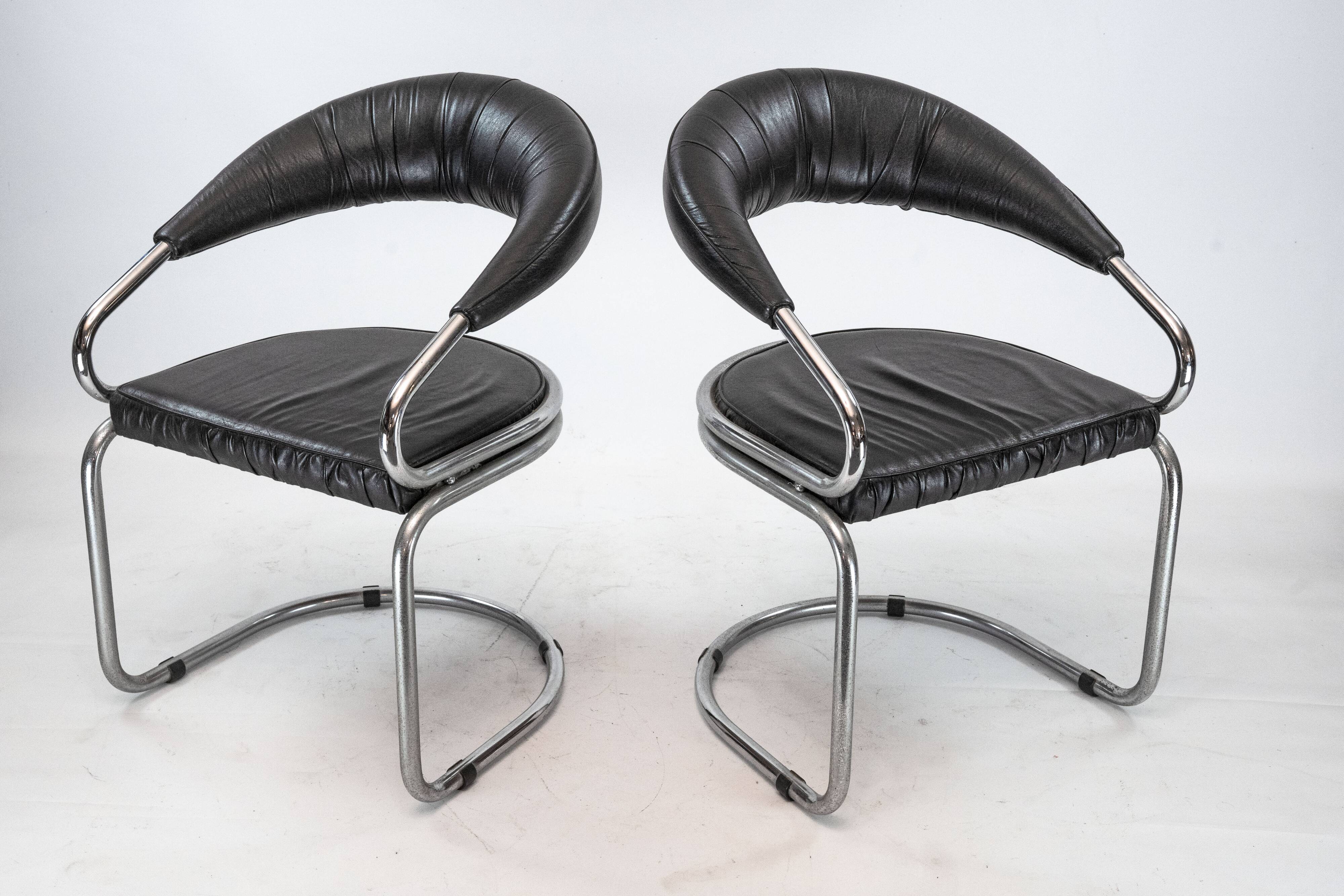 Paire de chaises en chrome et simili cuir par Giotto Stoppino. Italie années 1970.