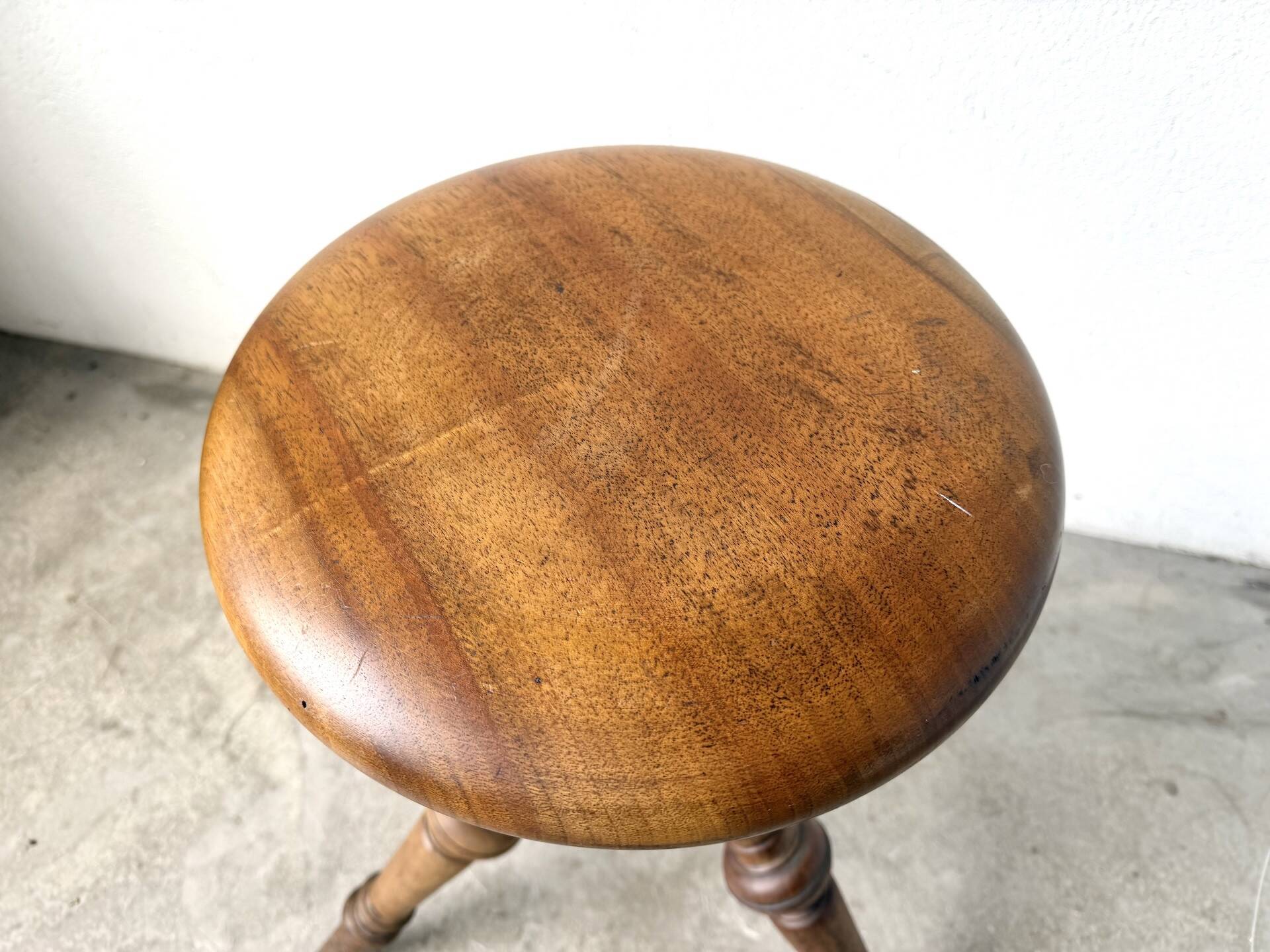 Tripod workshop stool in turned wood and cast iron — circa 1900