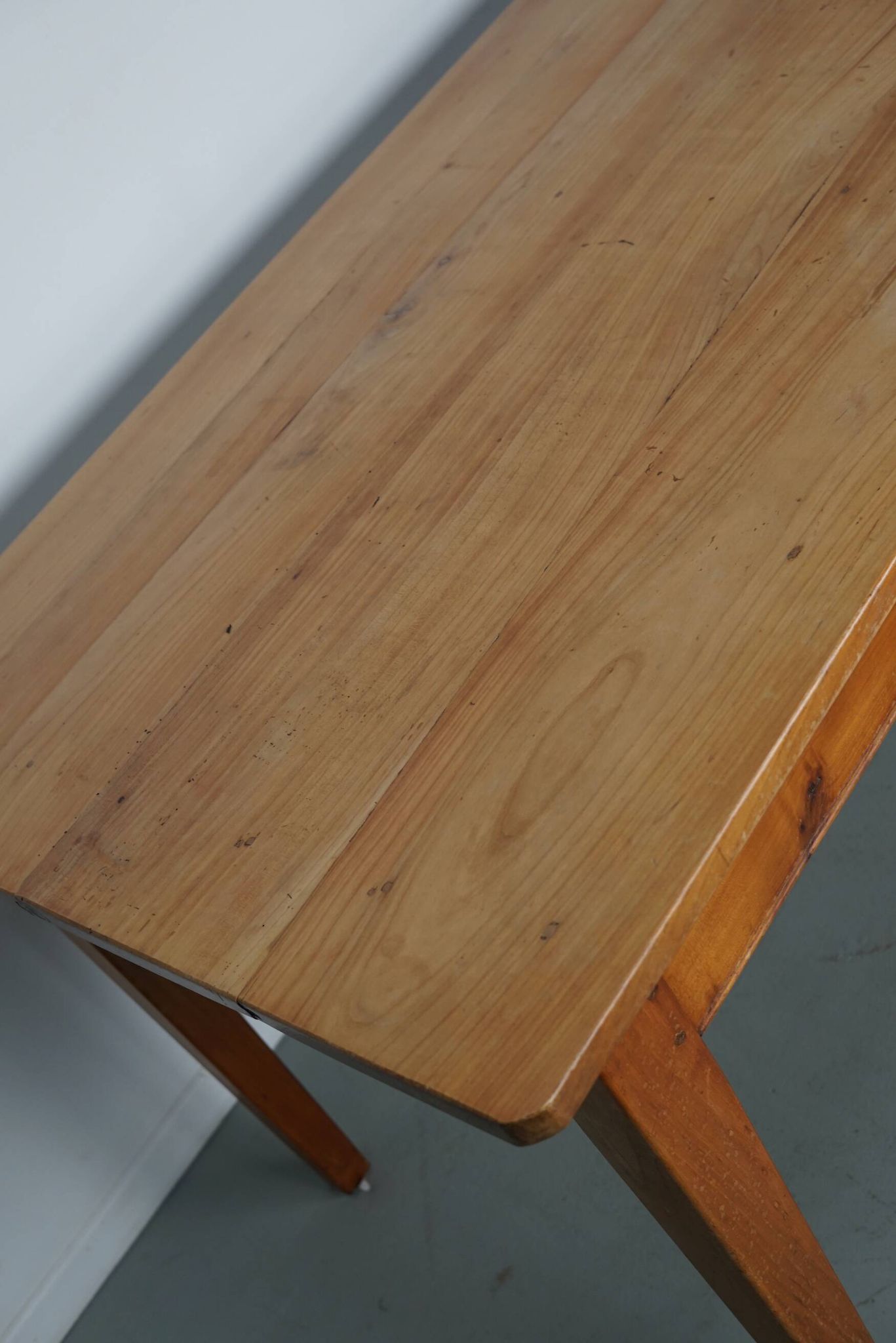 Table à manger rustique française vintage en cerisier du XXe siècle