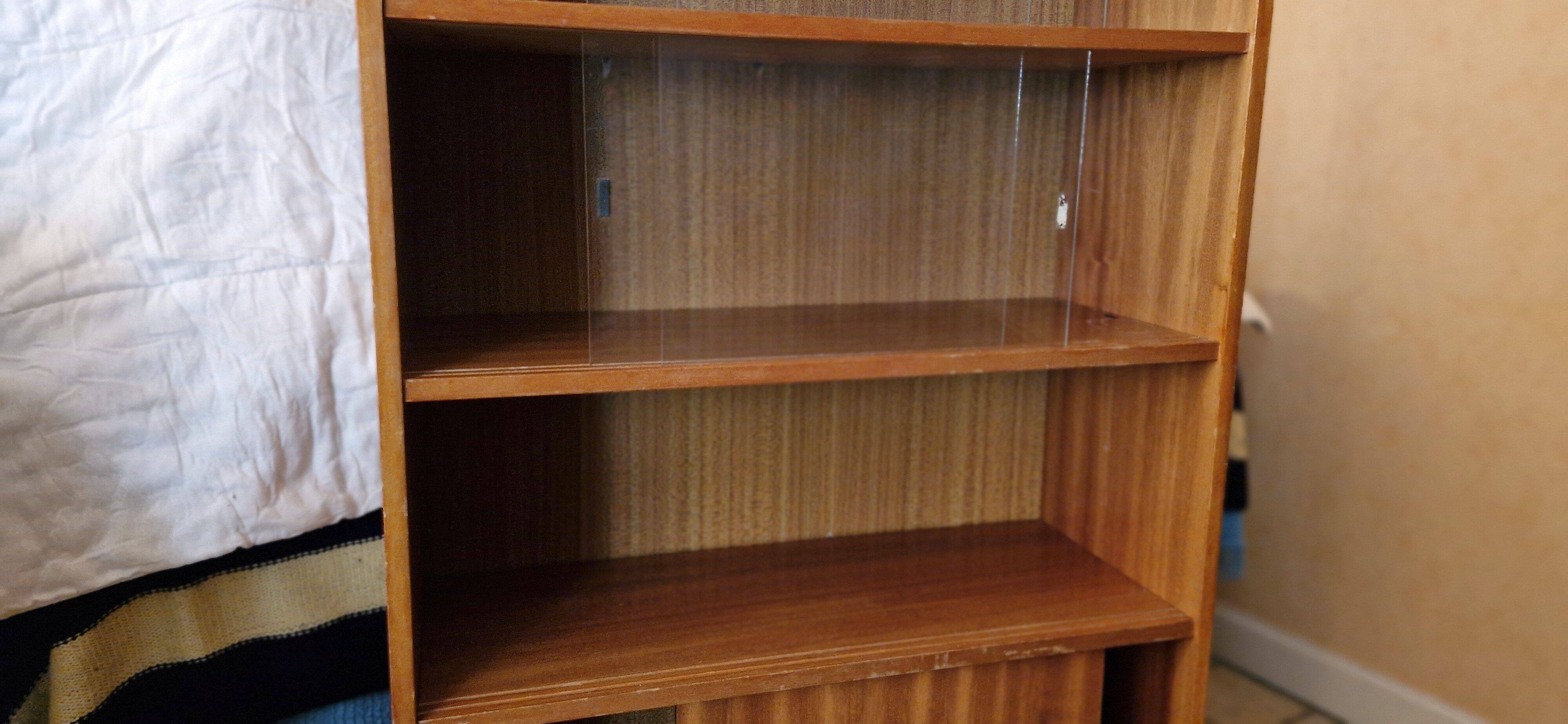 Vintage: Wooden display cabinet with 5 shelves, 4 wooden legs.