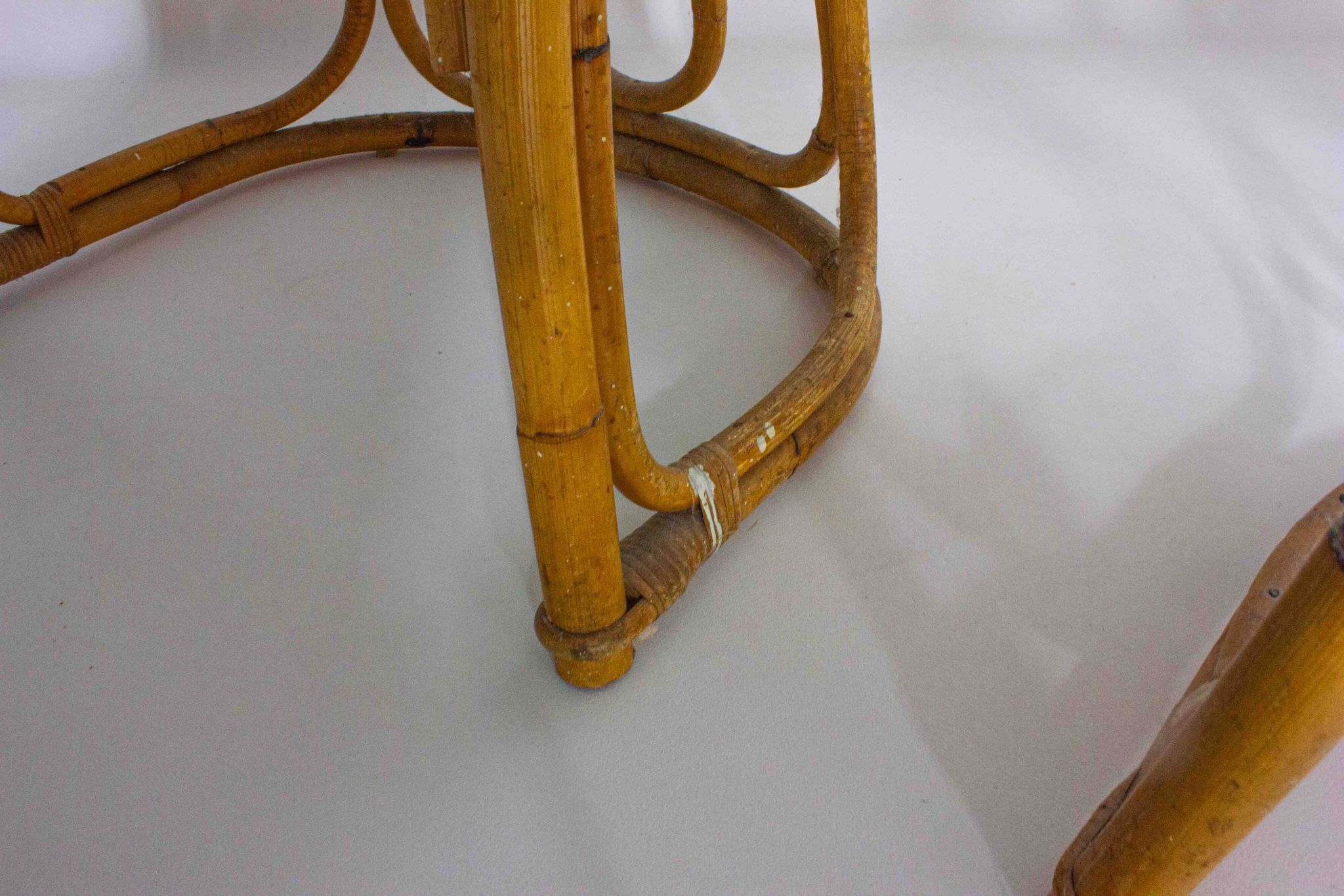 Ensemble funky de cinq chaises en bambou des années 60
