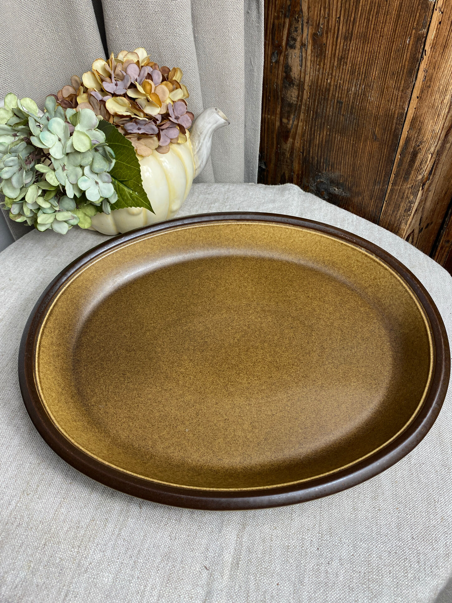 Oval dish in glazed stoneware
