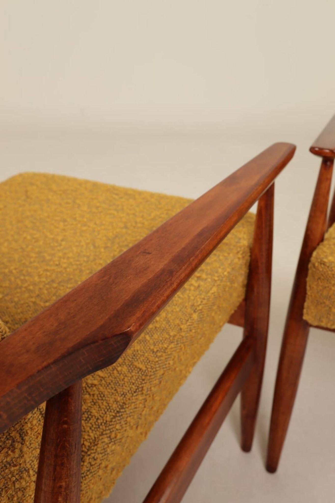 Deux chaises longues vintage en bouclée moutarde, design du milieu du siècle, 1960.