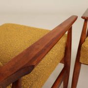 Deux chaises longues vintage en bouclée moutarde, design du milieu du siècle, 1960.