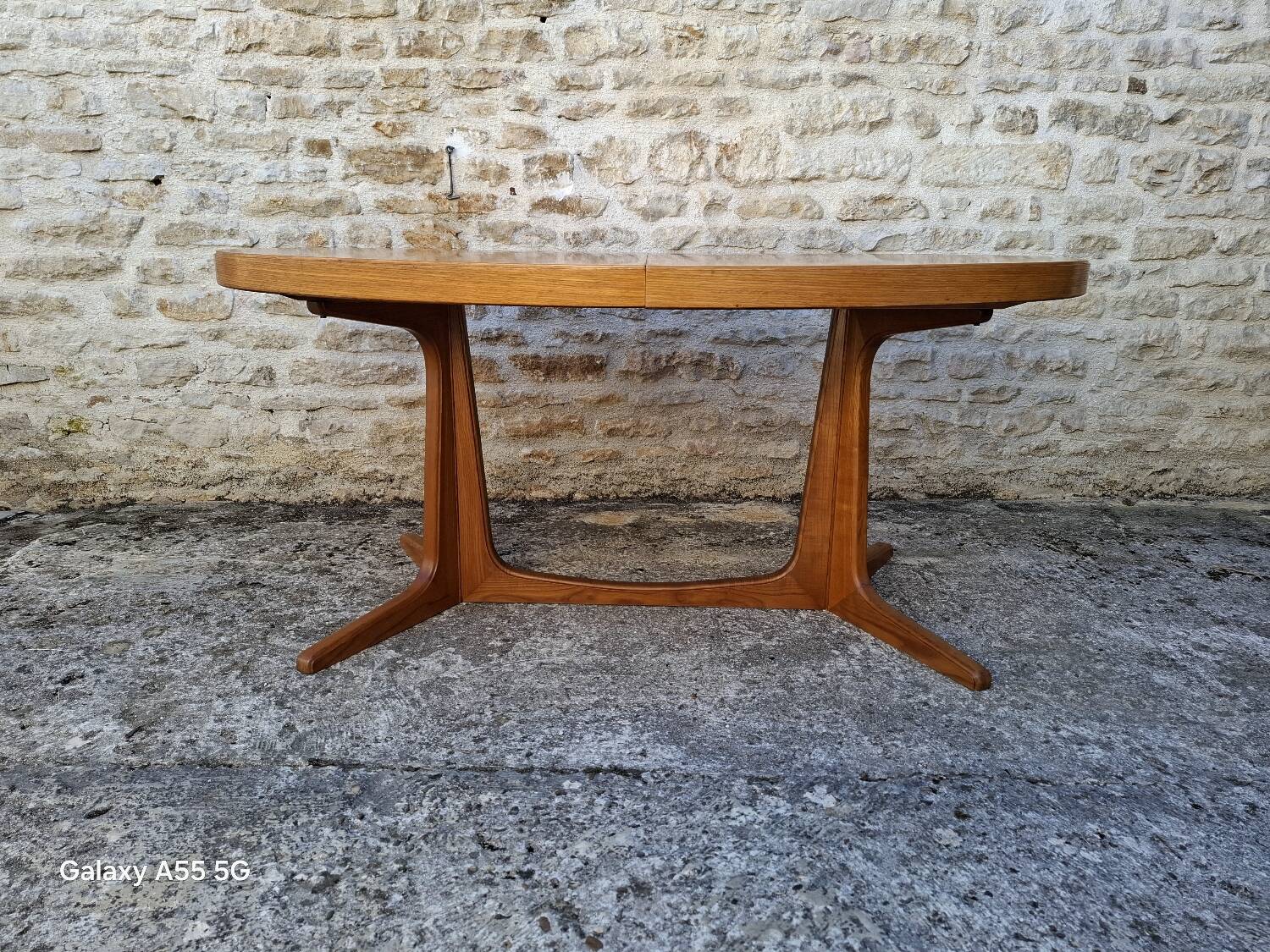 Baumann oval table