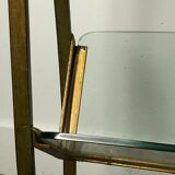 Porte revue bout de canapé doré en fer forgé dorés et plateau de verre 1950