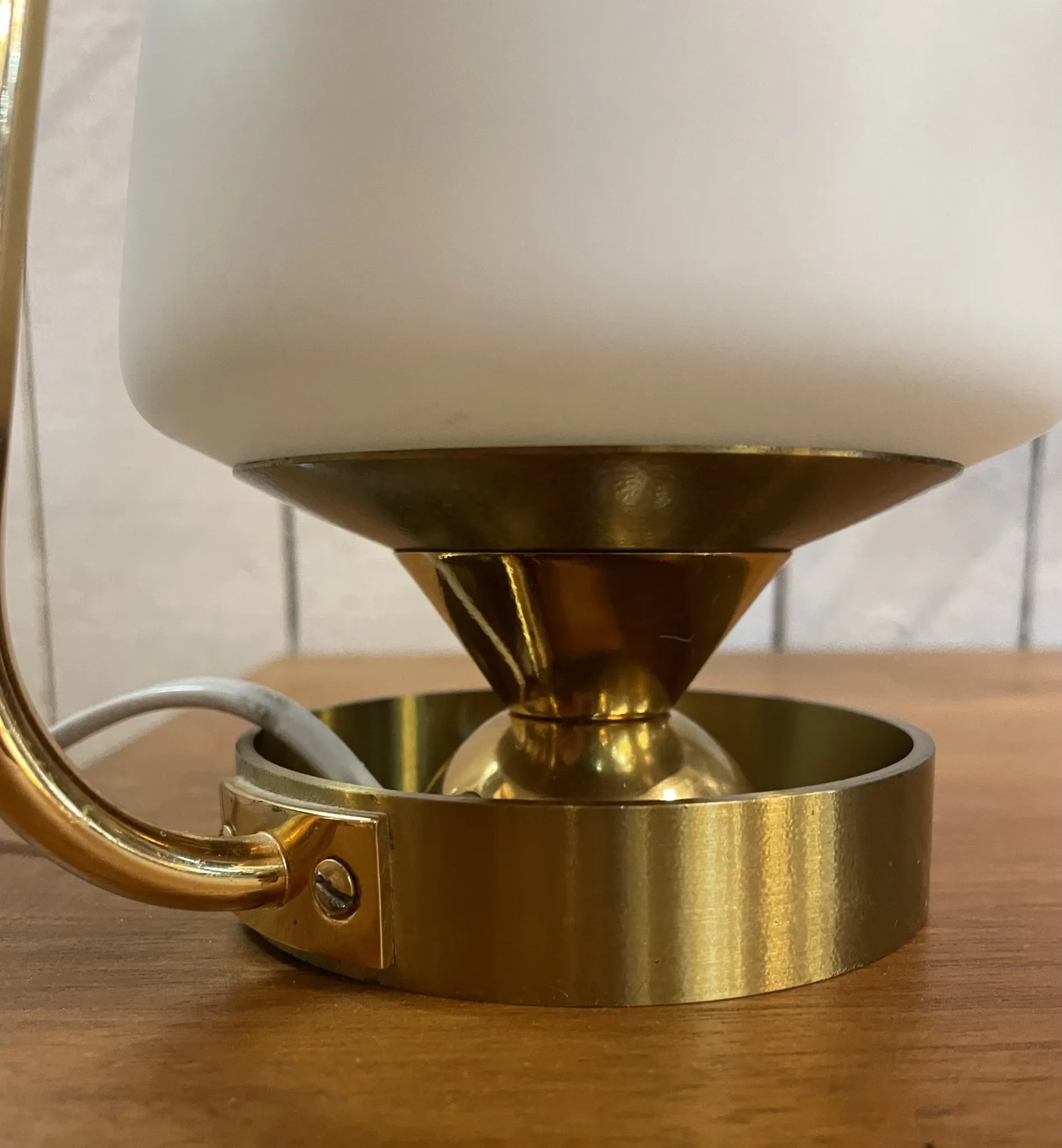 Table lamp in gold metal and opaline.
