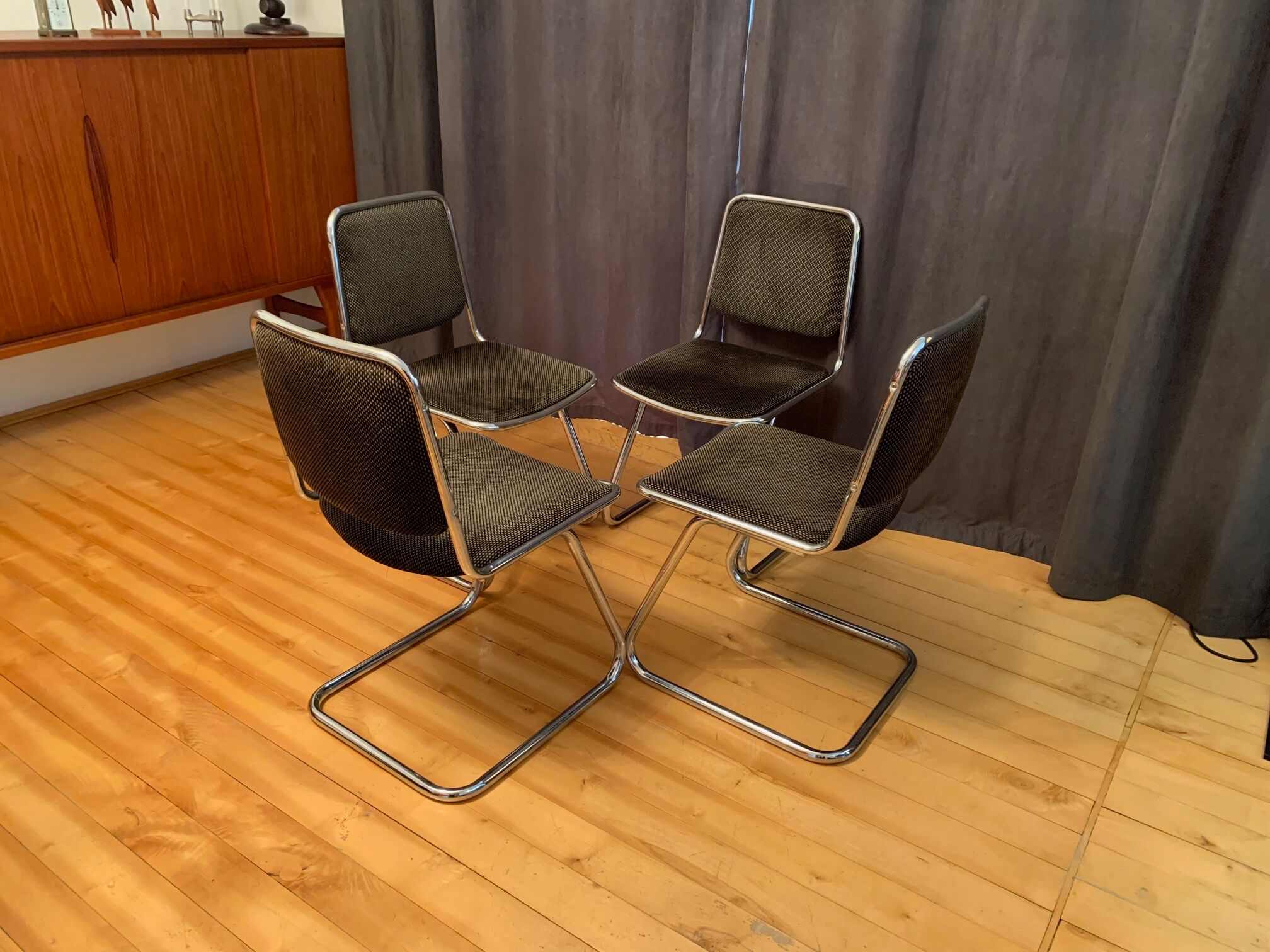 Ensemble de quatre chaises, Taro, Italie, années 1970.