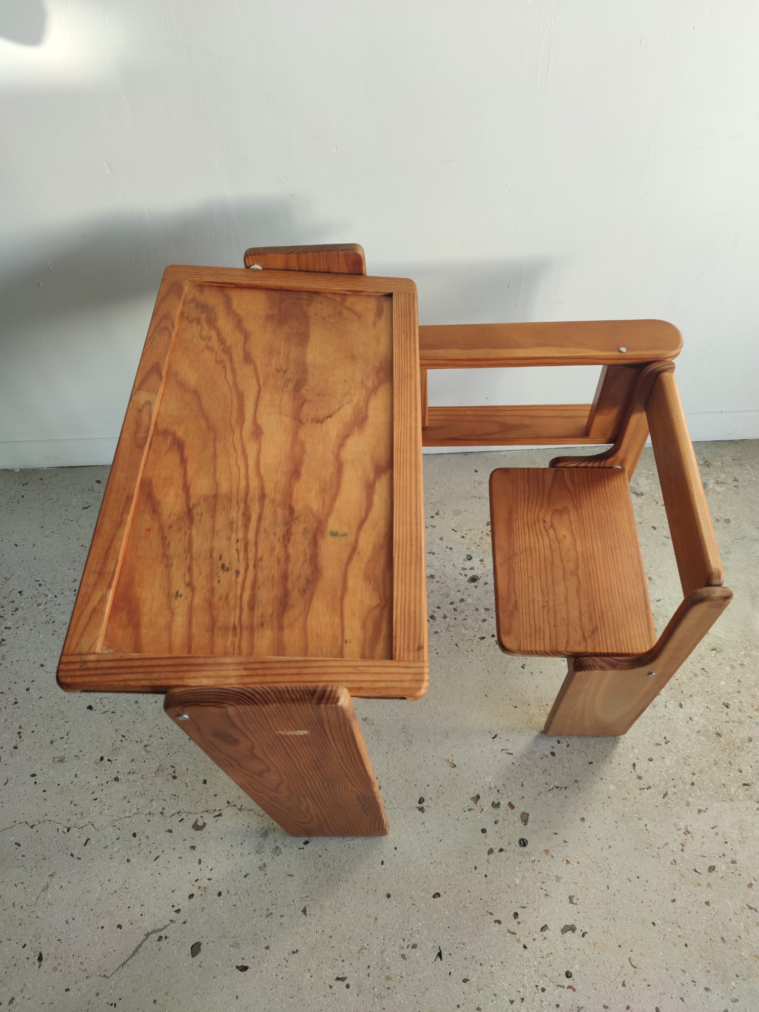 Foldable pine children's desk