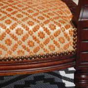 Ancienne banquette en bois et velours orange
