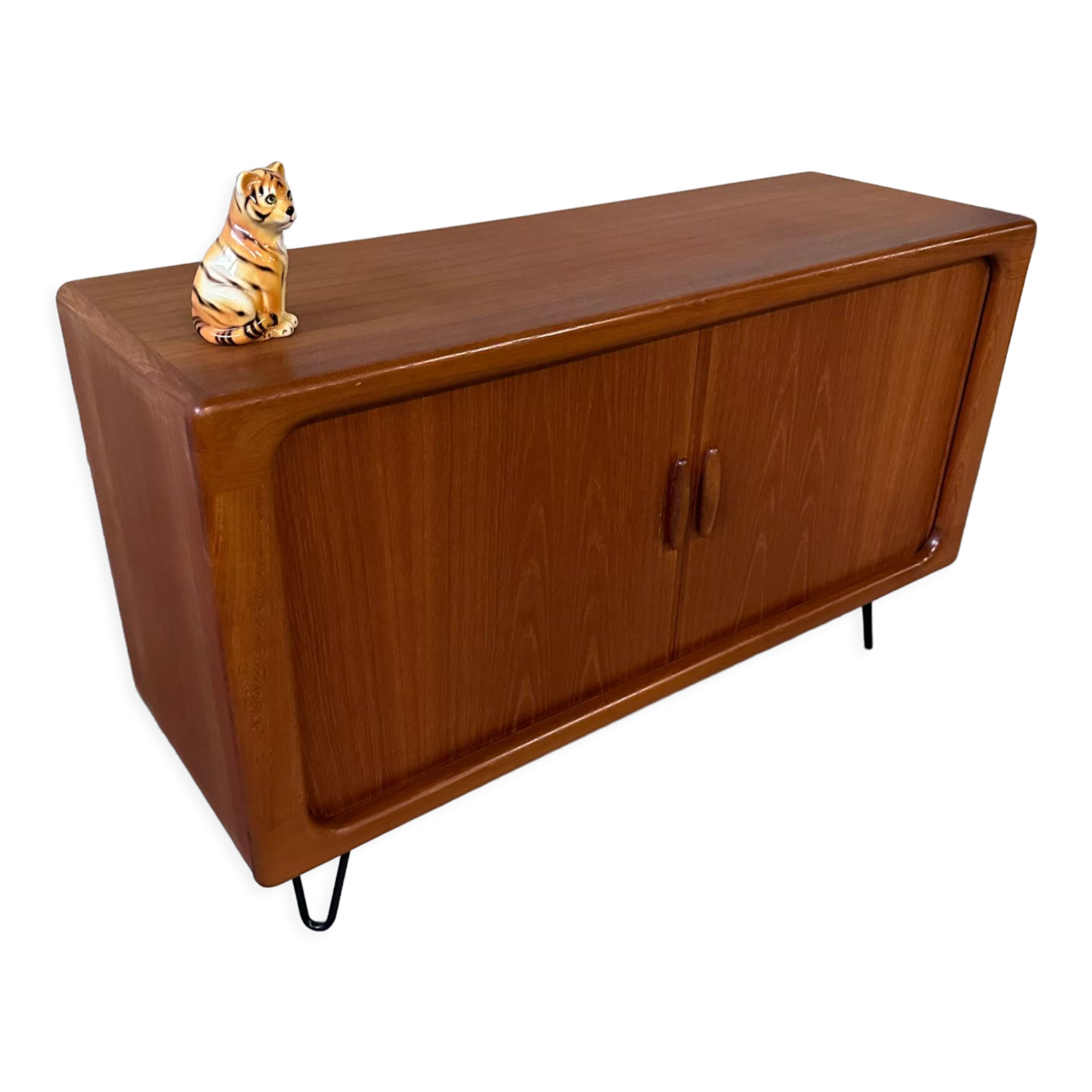 Dyrlund barcloset hairpin cabinet