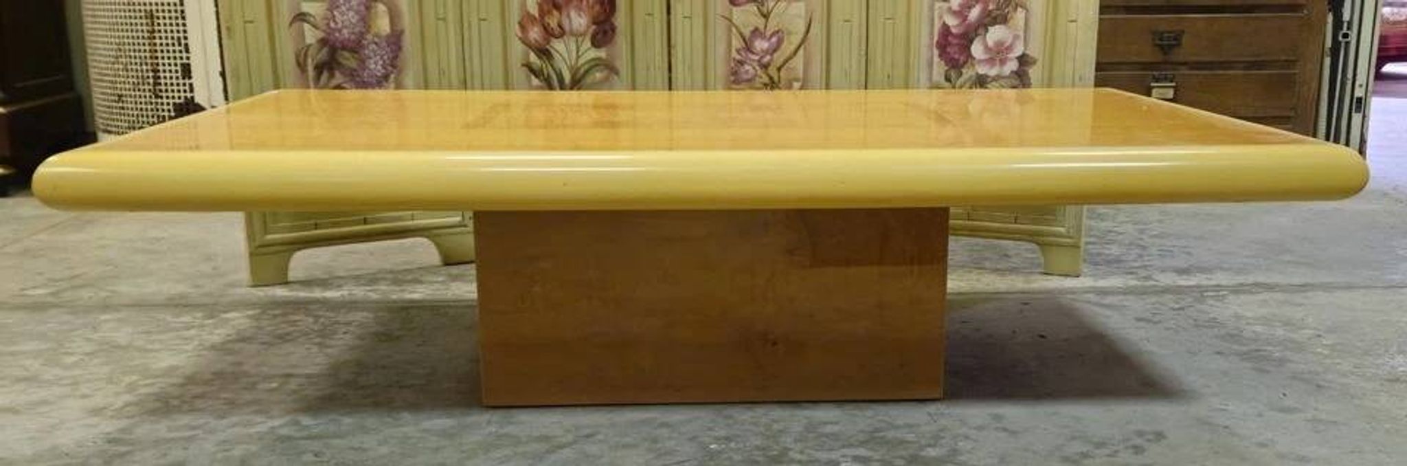 Design coffee table in maple – marquetry top – 1970s vintage style