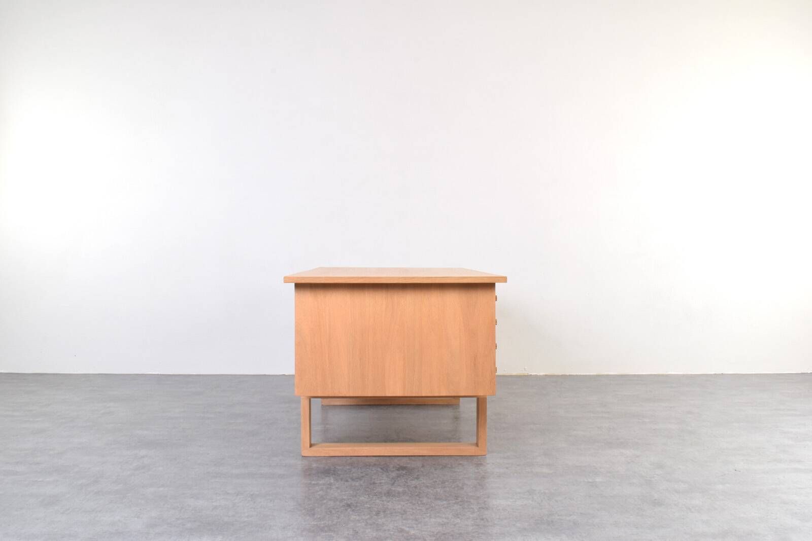 Oak Freestanding Desk by Torben Valeur & Henning Jensen for Dyrlund, 1960s.