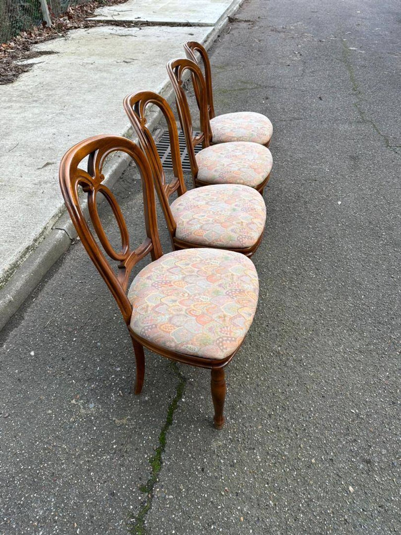 4 Louis Philippe chairs in solid wood and floral fabric.