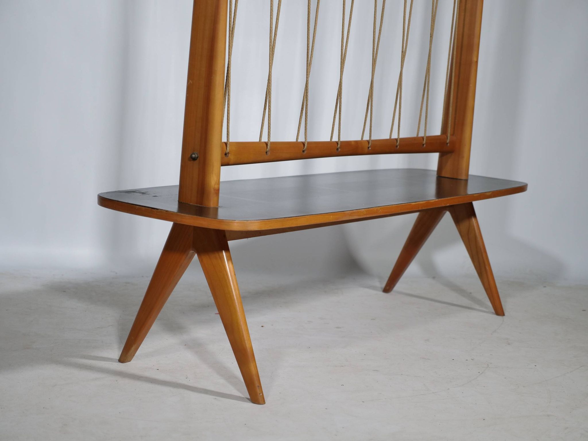 Table à plantes en bois de cerisier des années 1960