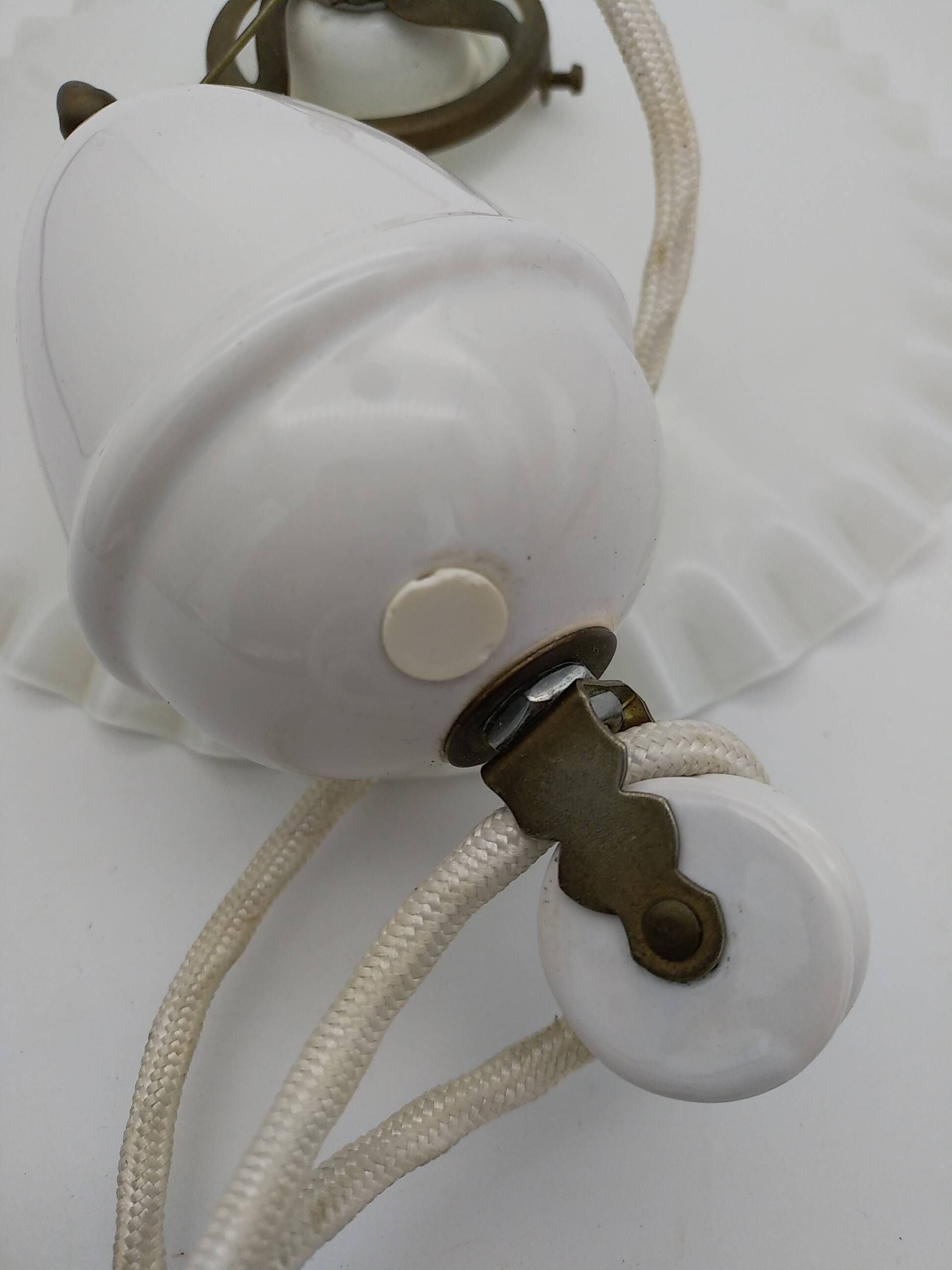 Suspension with porcelain and glass counterweight.