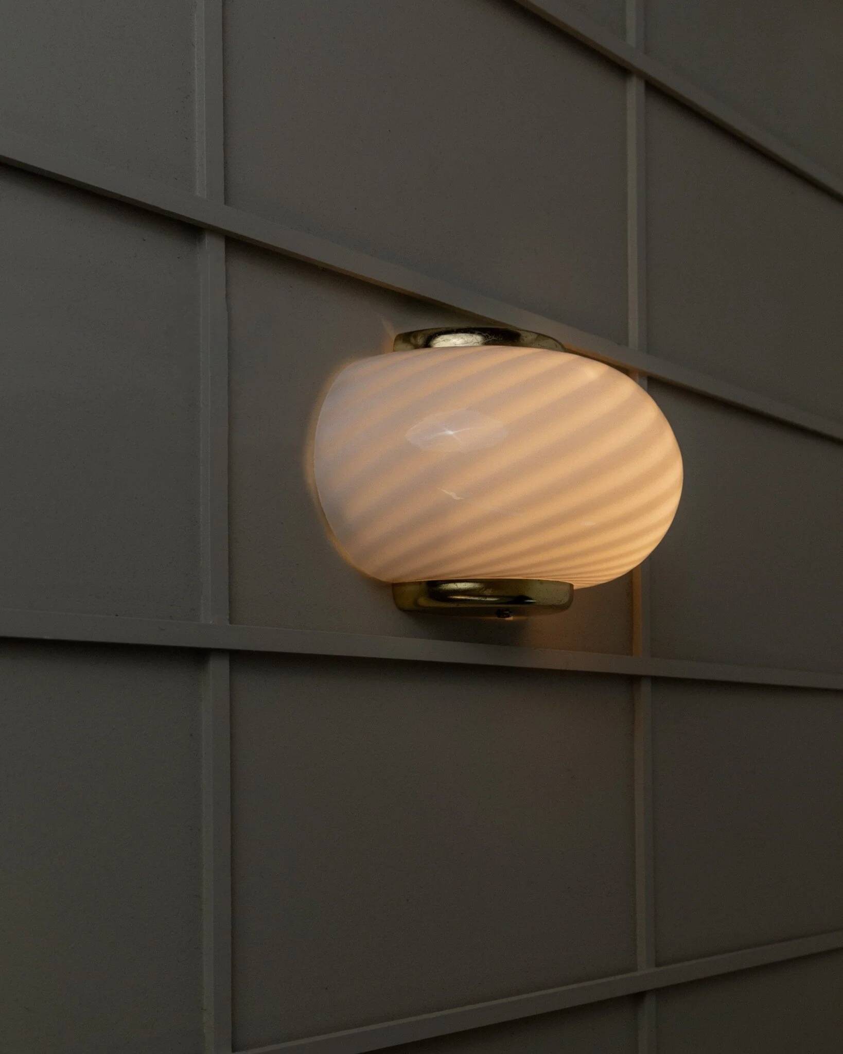 Vintage Murano white opaline glass wall lamp with brass fittings, 1970s Hollywood Regency, Italy