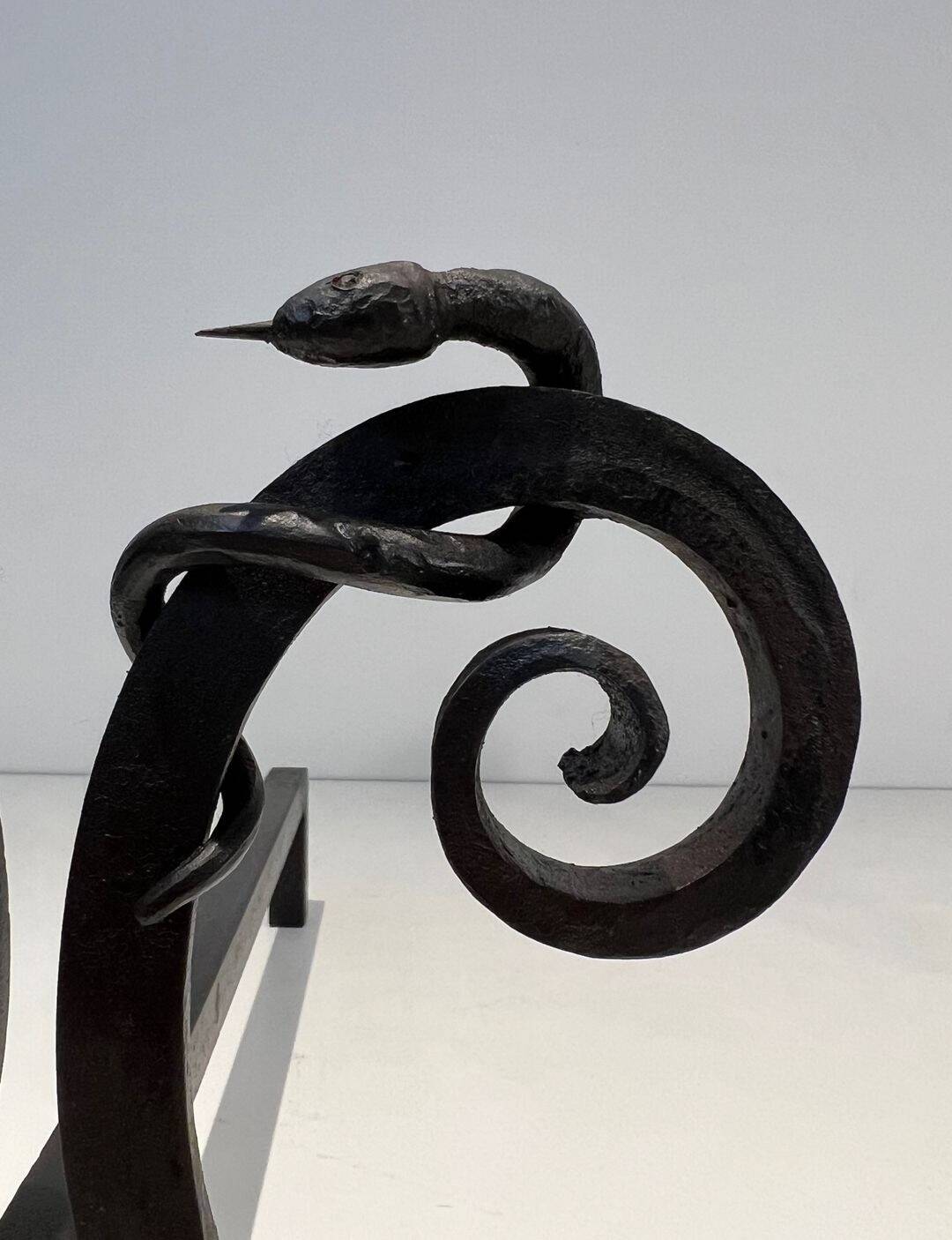 Paire de Chenets en Fer Forgé Modèle aux Serpents dans le Goût d’Edgar Bran