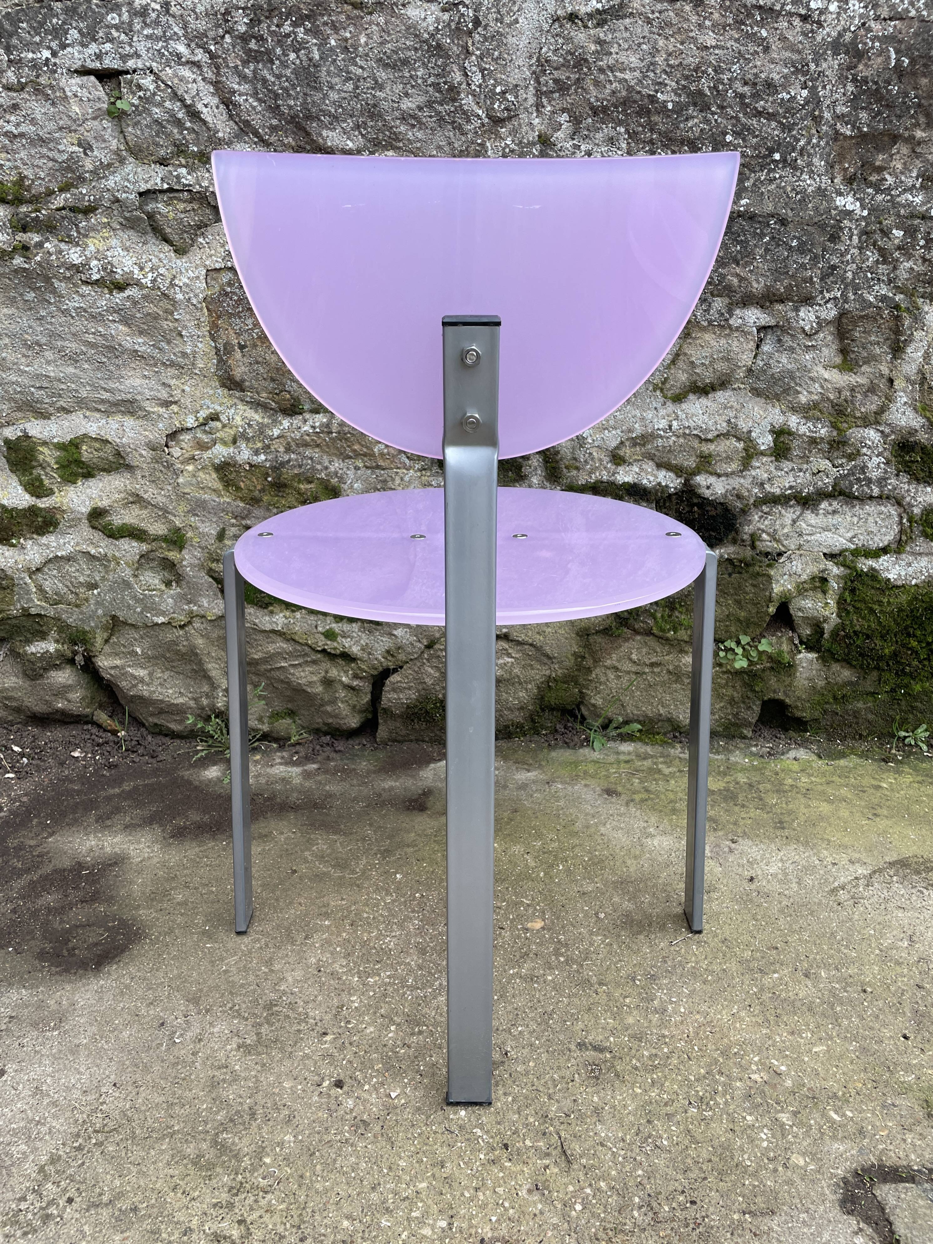 Serie de 8 chaises design en plexiglas parme