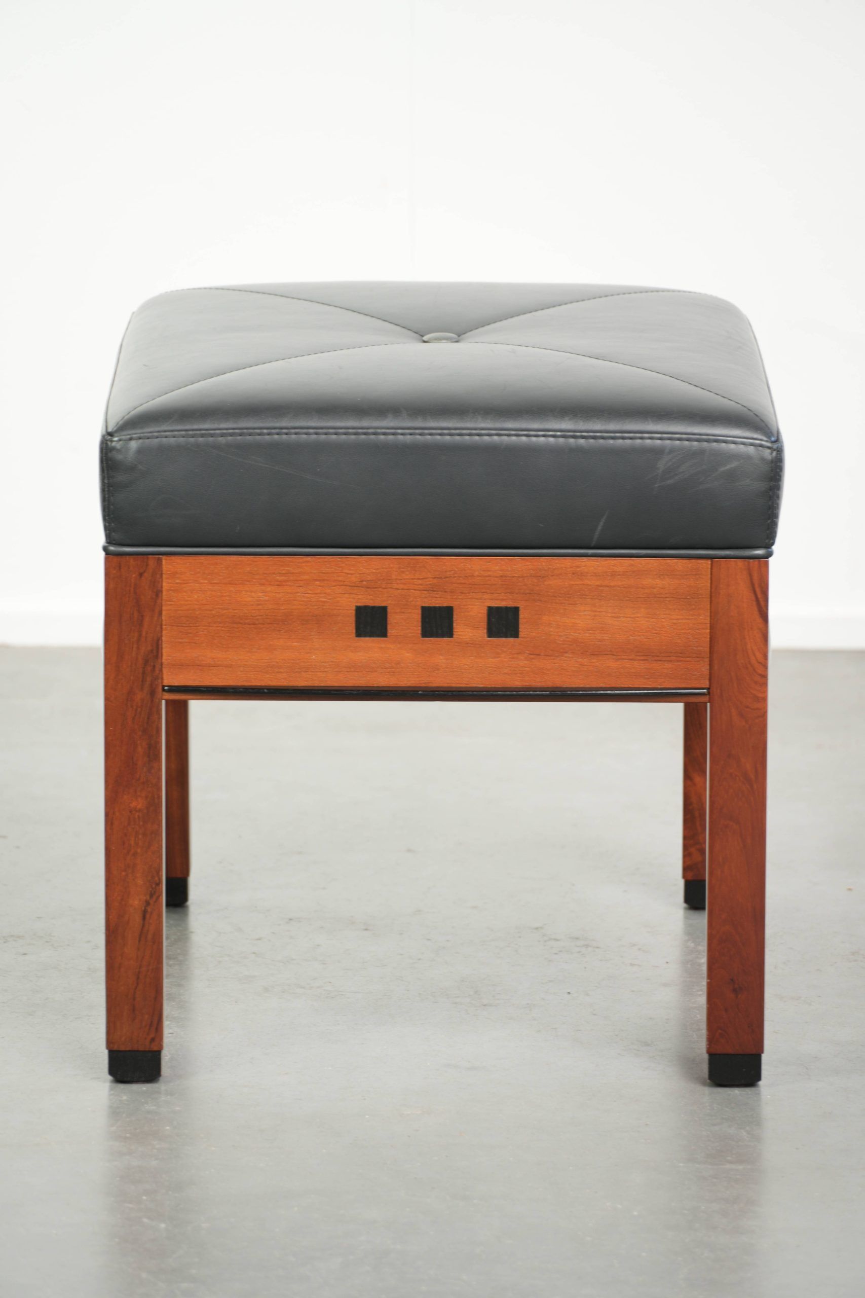 Ottoman en cuir noir au design Art Déco