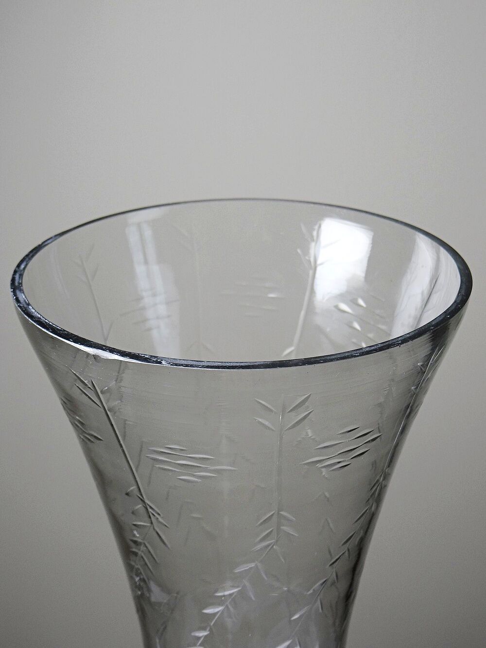 Very large engraved blown glass vase vintage 2000s antique style.