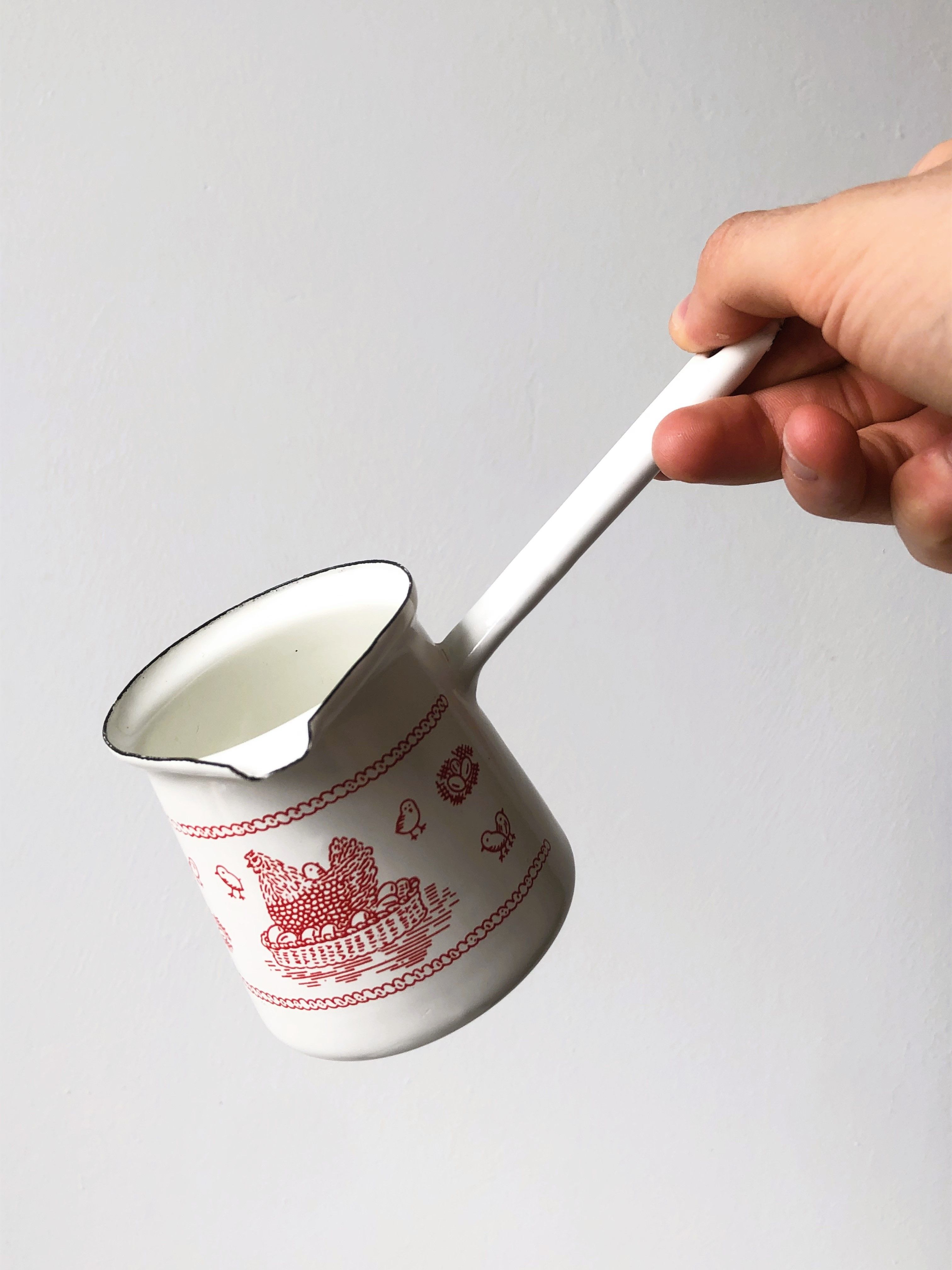 Turkish coffee maker - antique milk jug in white enamel Come Poupoule Genevière Lethu.
