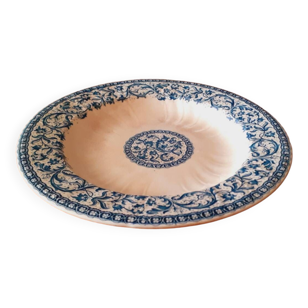 Plat creux de service en faïence de Gien vers 1880