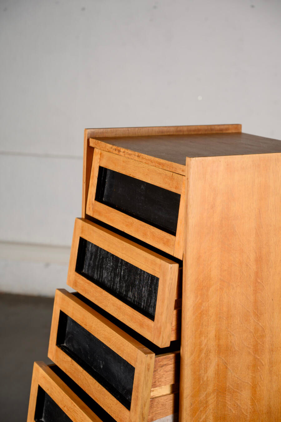 Oak chest of drawers