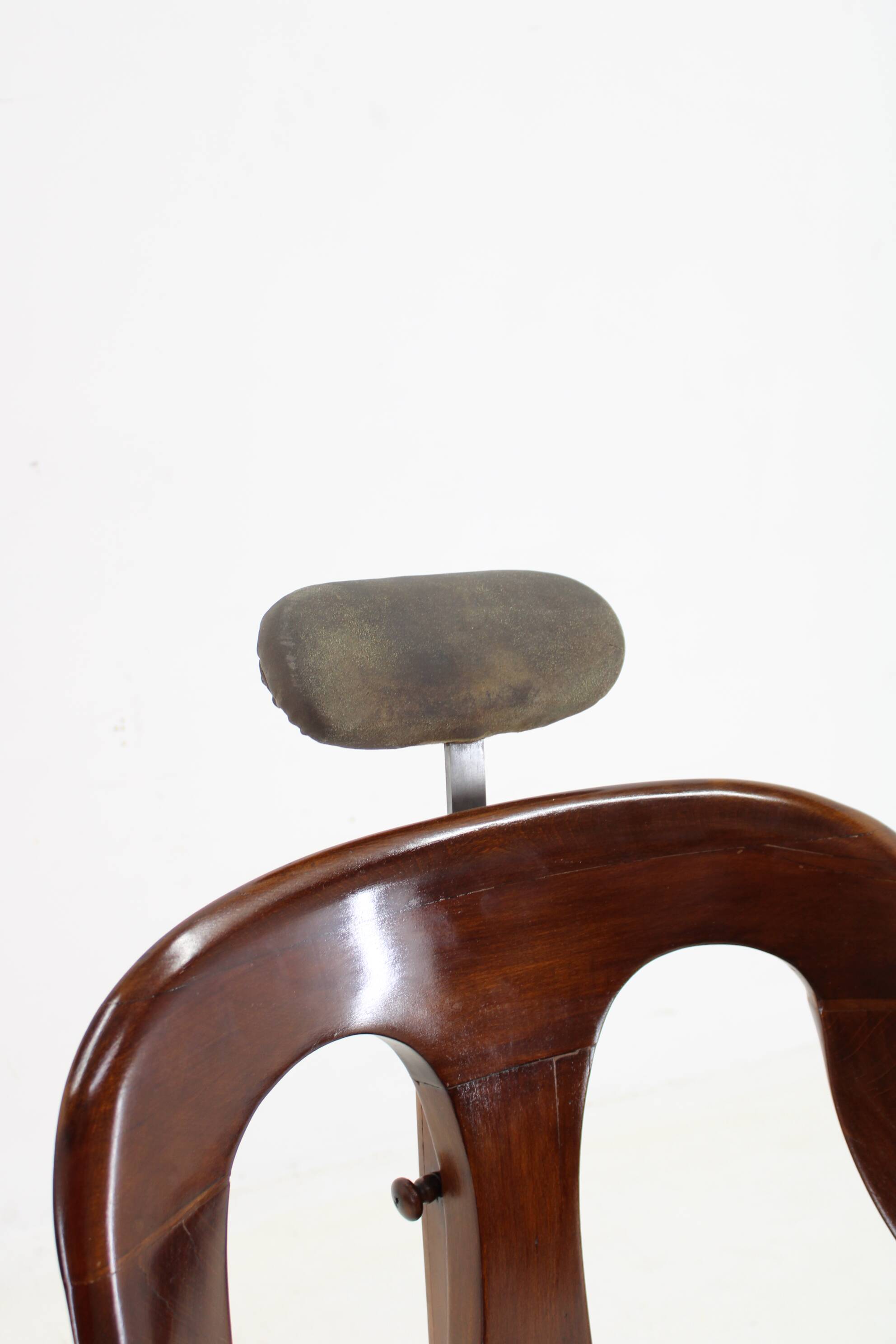 Chaise de barbier pivotante en hêtre restaurée des années 1920, Tchécoslovaquie