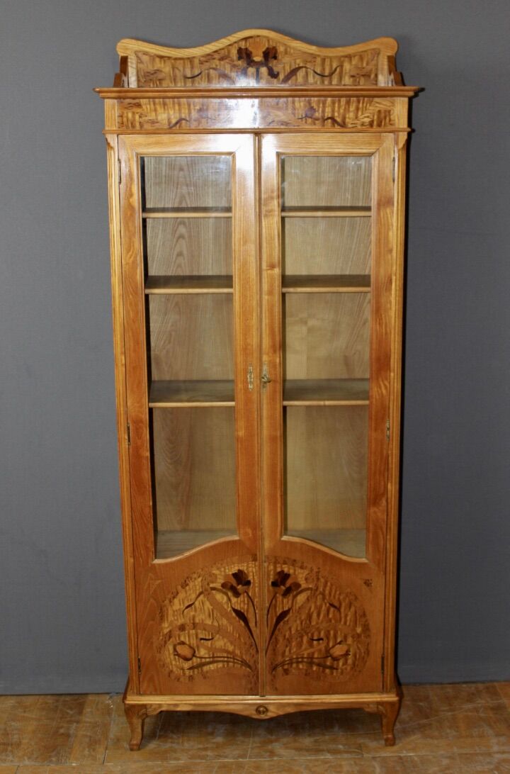 Vitrine Art nouveau en frêne et marqueterie de fleurs