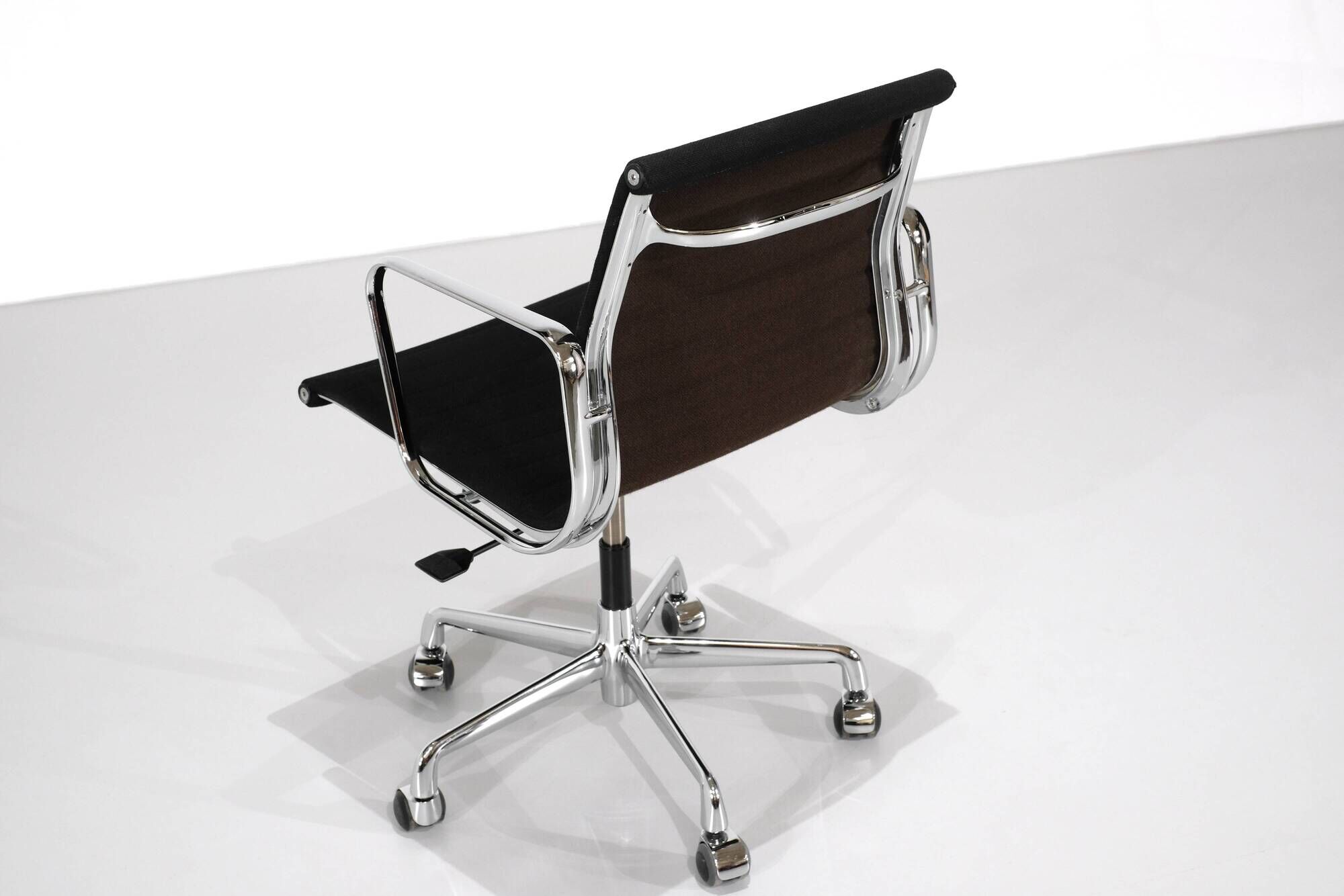 Office chair "EA 117" by Charles Ray Eames for ICF USA, 1969.
