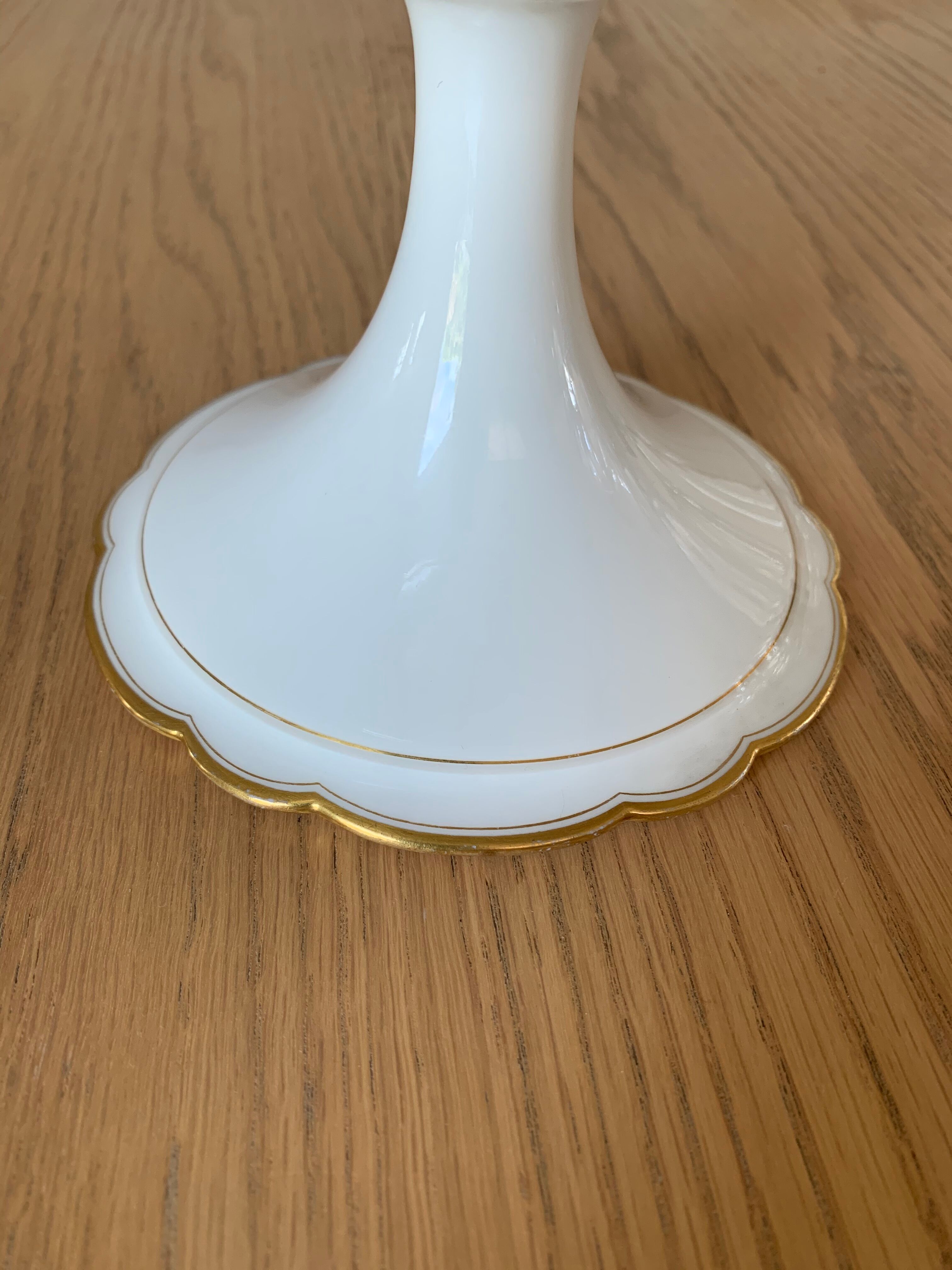 Porcelain standing dish