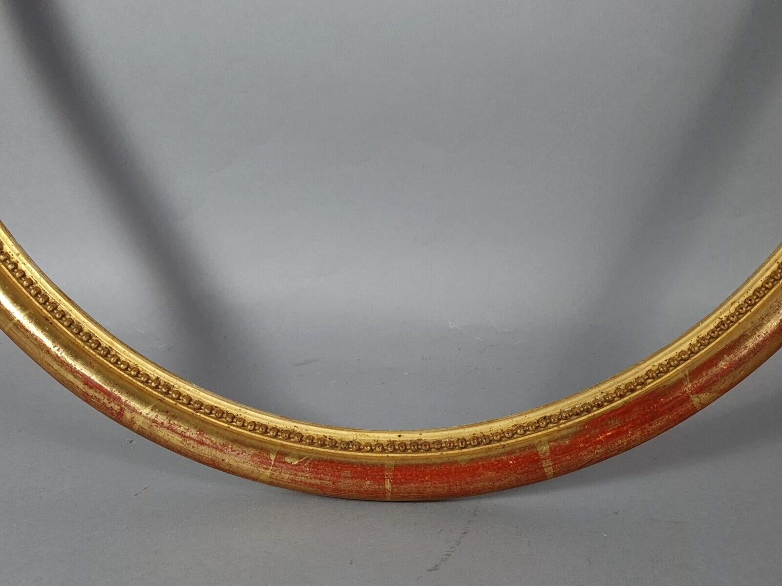Oval beaded frame nineteenth century wood gilded stucco 69,7x59 foliage 64x54 cm SB
