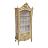 Vitrine de style Louis XV / Rococo, en bois peint dans des tons crème et doré
