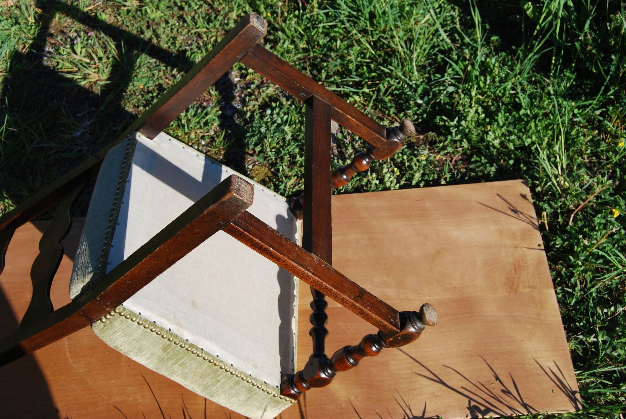 Louis XIII walnut chair feet in balustre brace in H