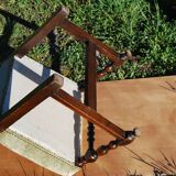 Chaise en noyer Louis XIII pieds en balustre entretoise en H
