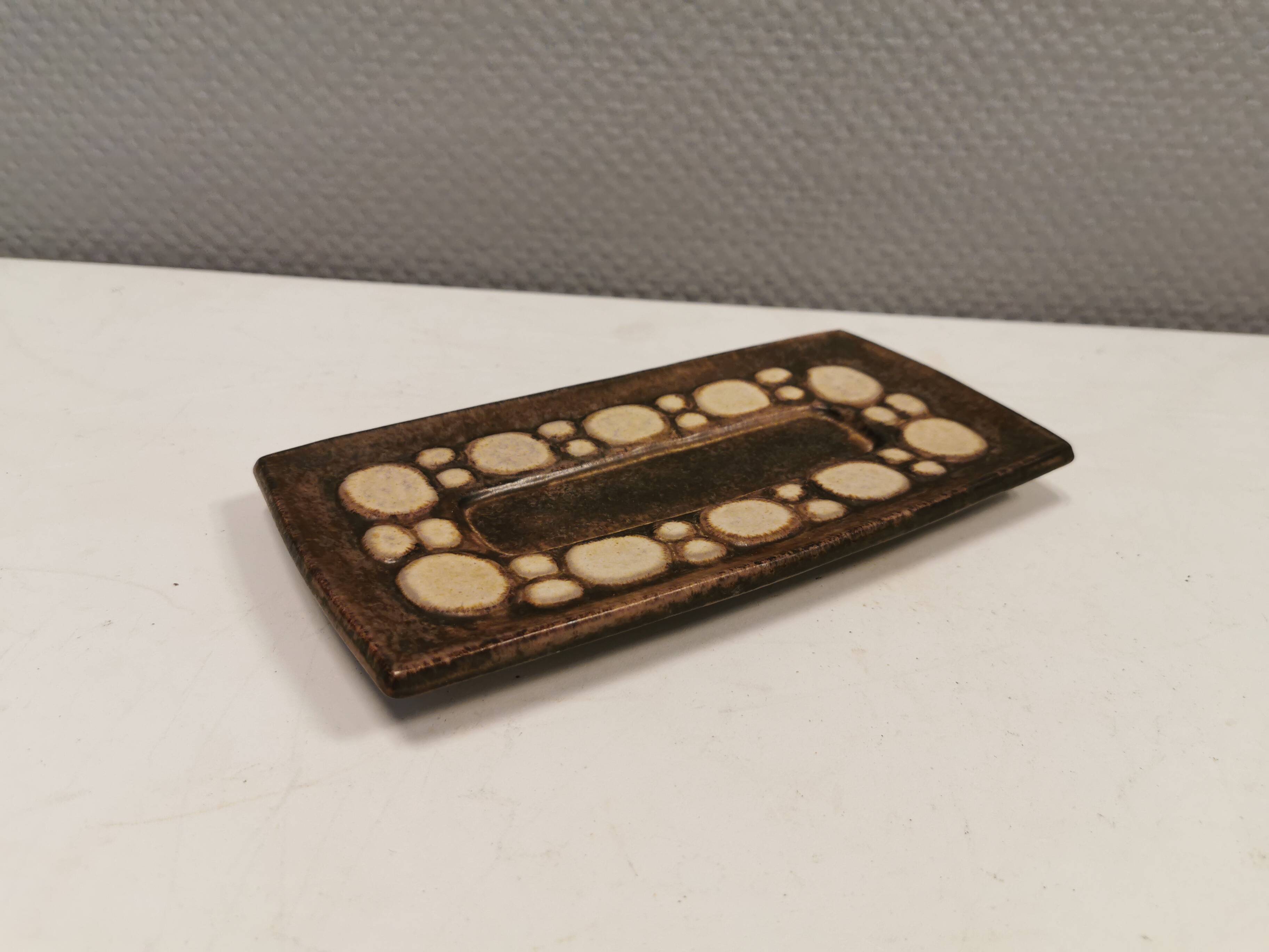 Petit plat vintage conçu et réalisé par Marianne Stark (MS) pour Michael Andersen ceramics Danemark