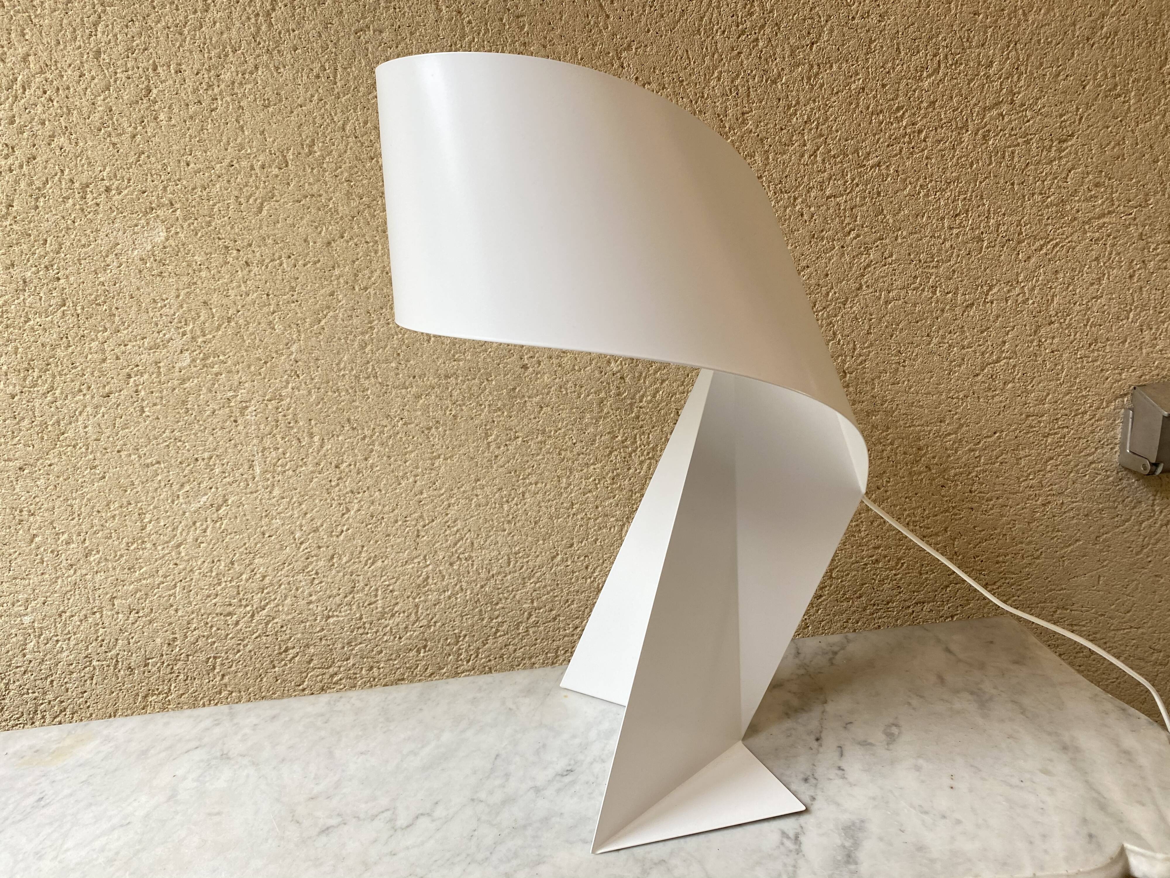 Ribbon lamp design Claire Norcross white laqué steel