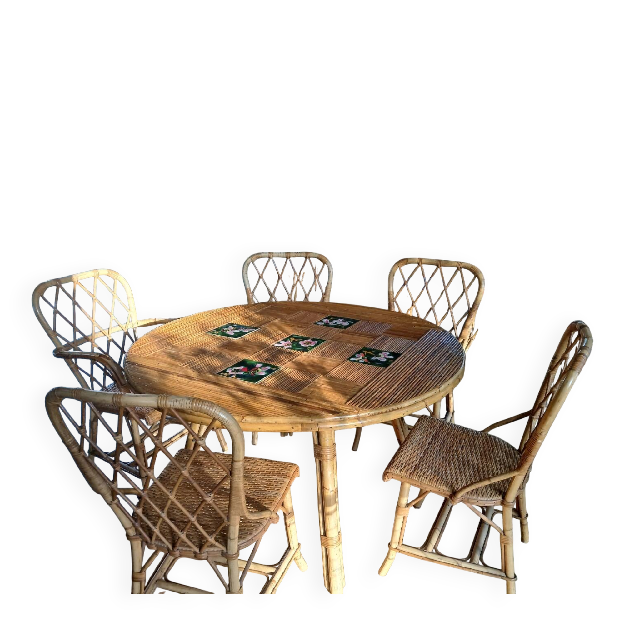 Round dining table Audoux Minet with 4 chairs and 2 armchairs.