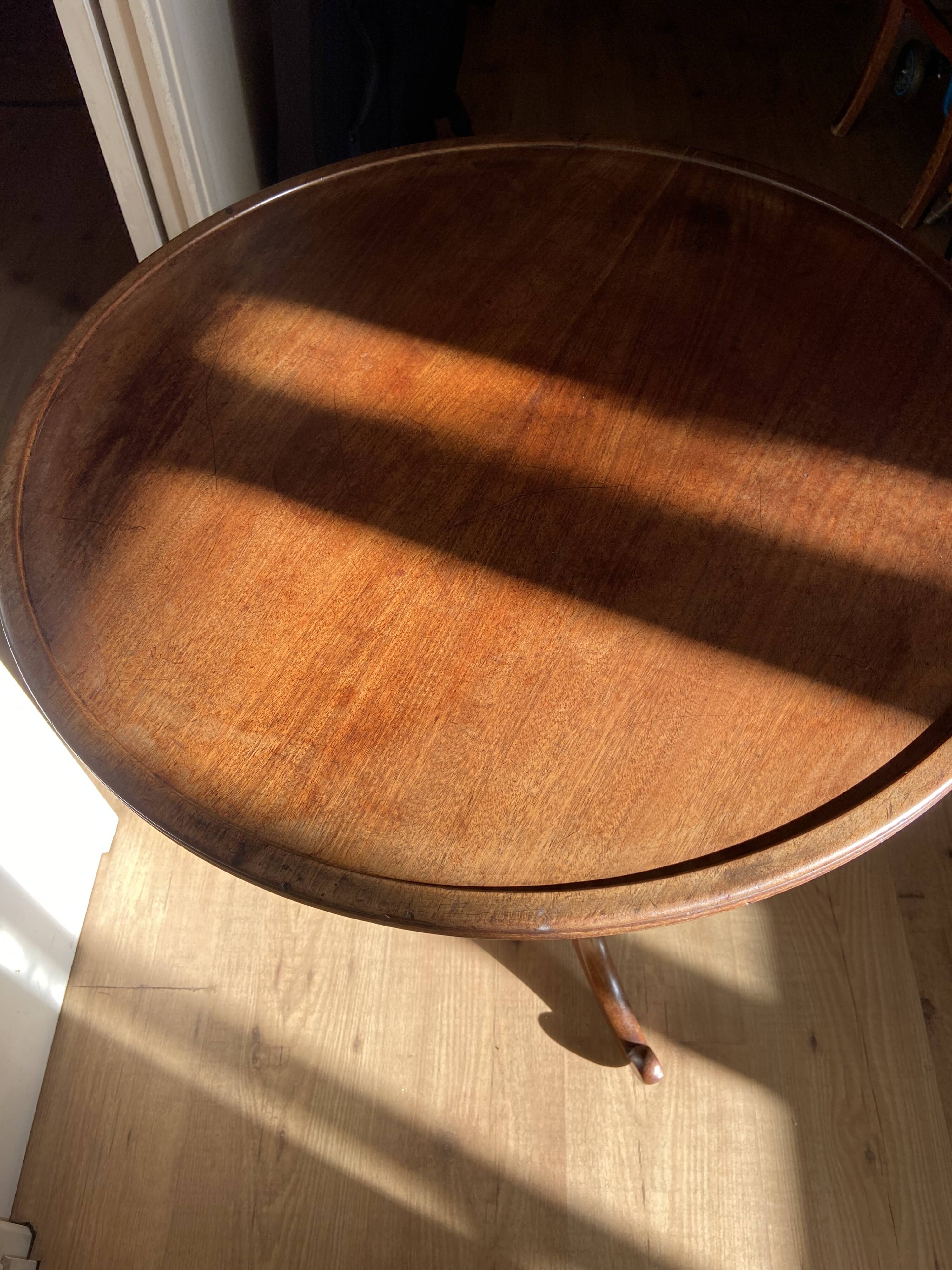 Guéridon anglais tripode à plateau basculant.