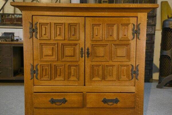 Armoire 2 portes 2 tiroirs en chêne massif et fer forgé style rustique 1960’s