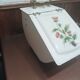 Charbonnière 1900 tôle emaillée décor fleurs